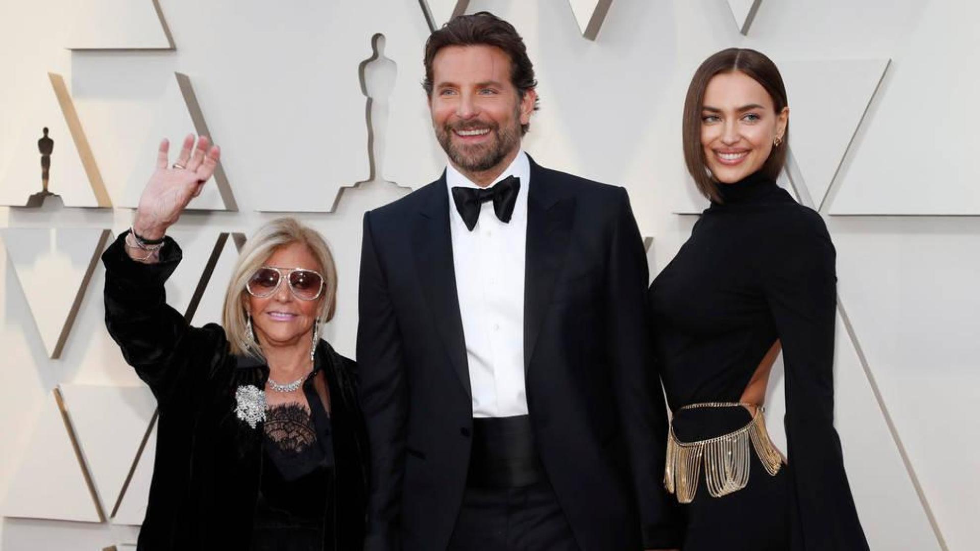 El actor Bradley Cooper junto a su madre y su pareja Irina Shayk en la alfombra roja de los Oscar