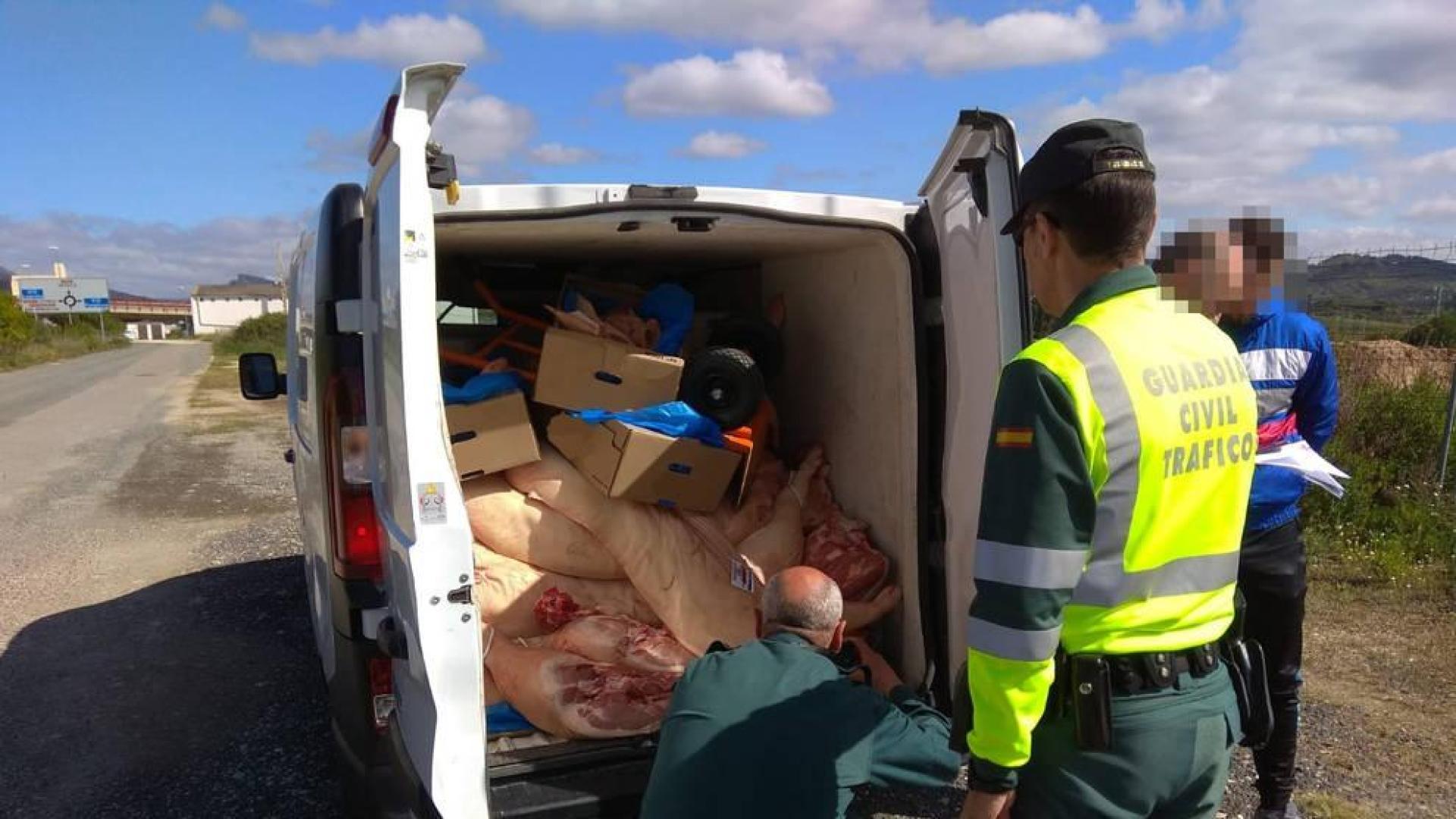 Localizan en Estella un vehículo con 1.200 kg de carne para el consumo en malas condiciones
