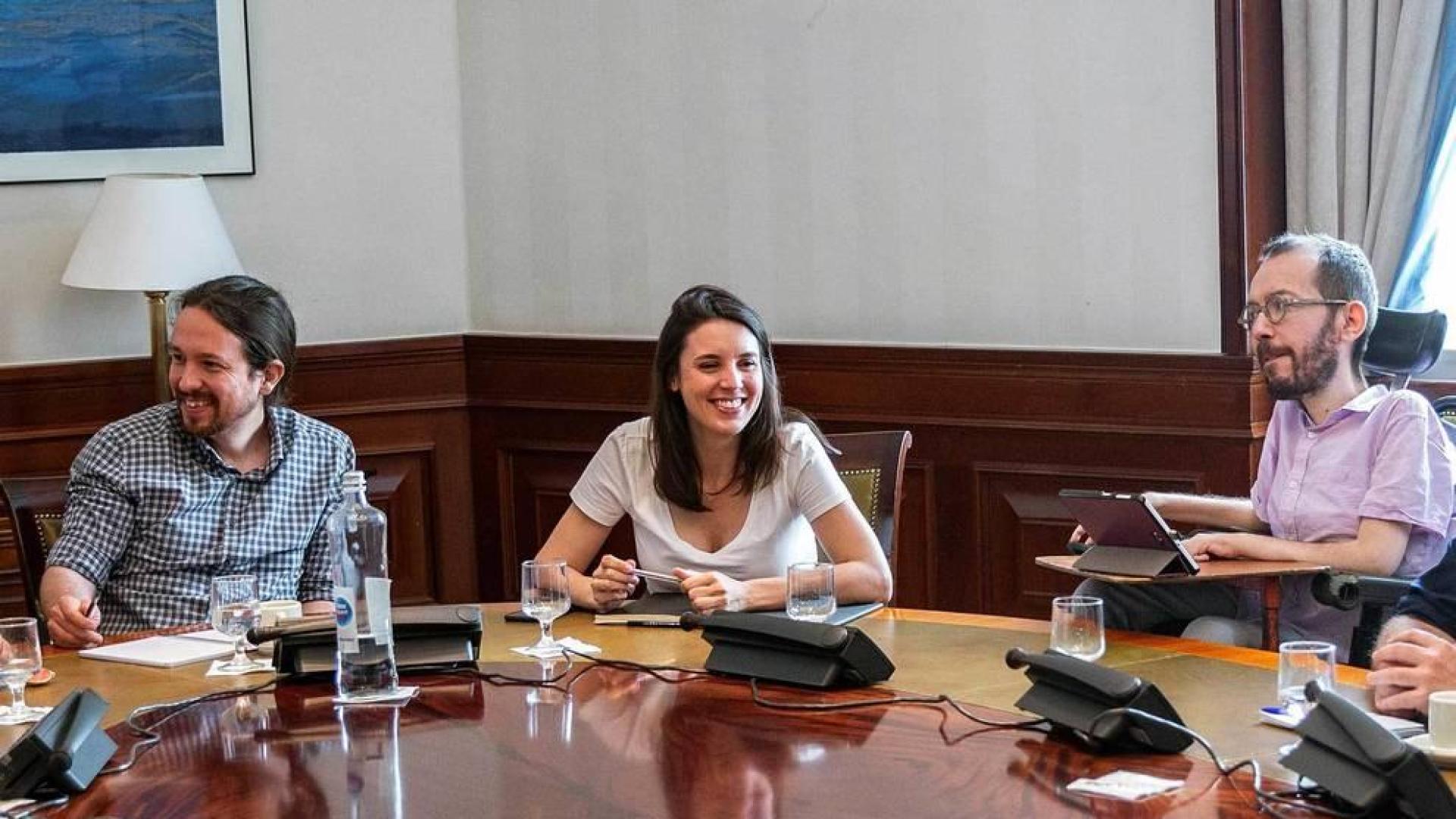 El secretario general de Podemos, Pablo Iglesias (i), el aún secretario de Organización de Podemos, Pablo Echenique (d), y la 'número dos' del partido, Irene Montero (c) durante la reunión de la mesa política Confederal para las negociaciones de Gobierno, este viernes en Madrid.