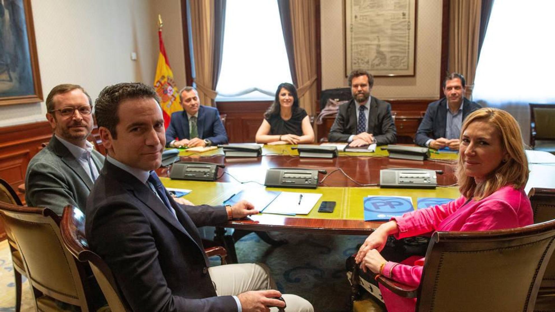 Principio de acuerdo entre PP y Vox para ayuntamientos donde suman sin apoyos