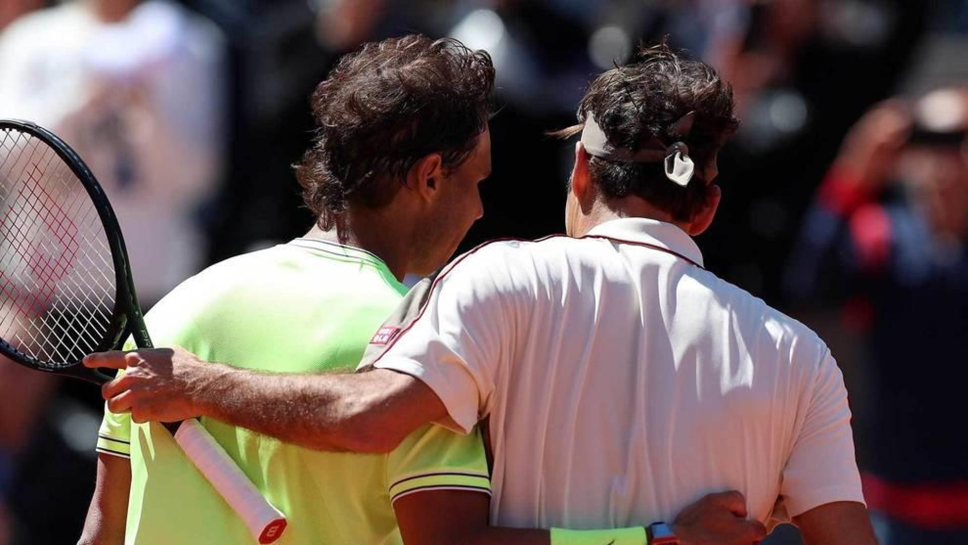 Federer felicita a Nadal tras el partido.