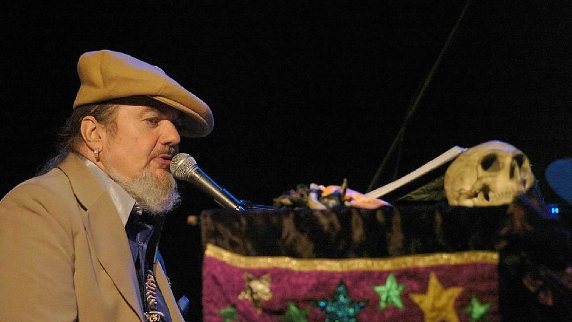 Dr. John, junto a su piano y sus abalorios, en uno de sus conciertos.
