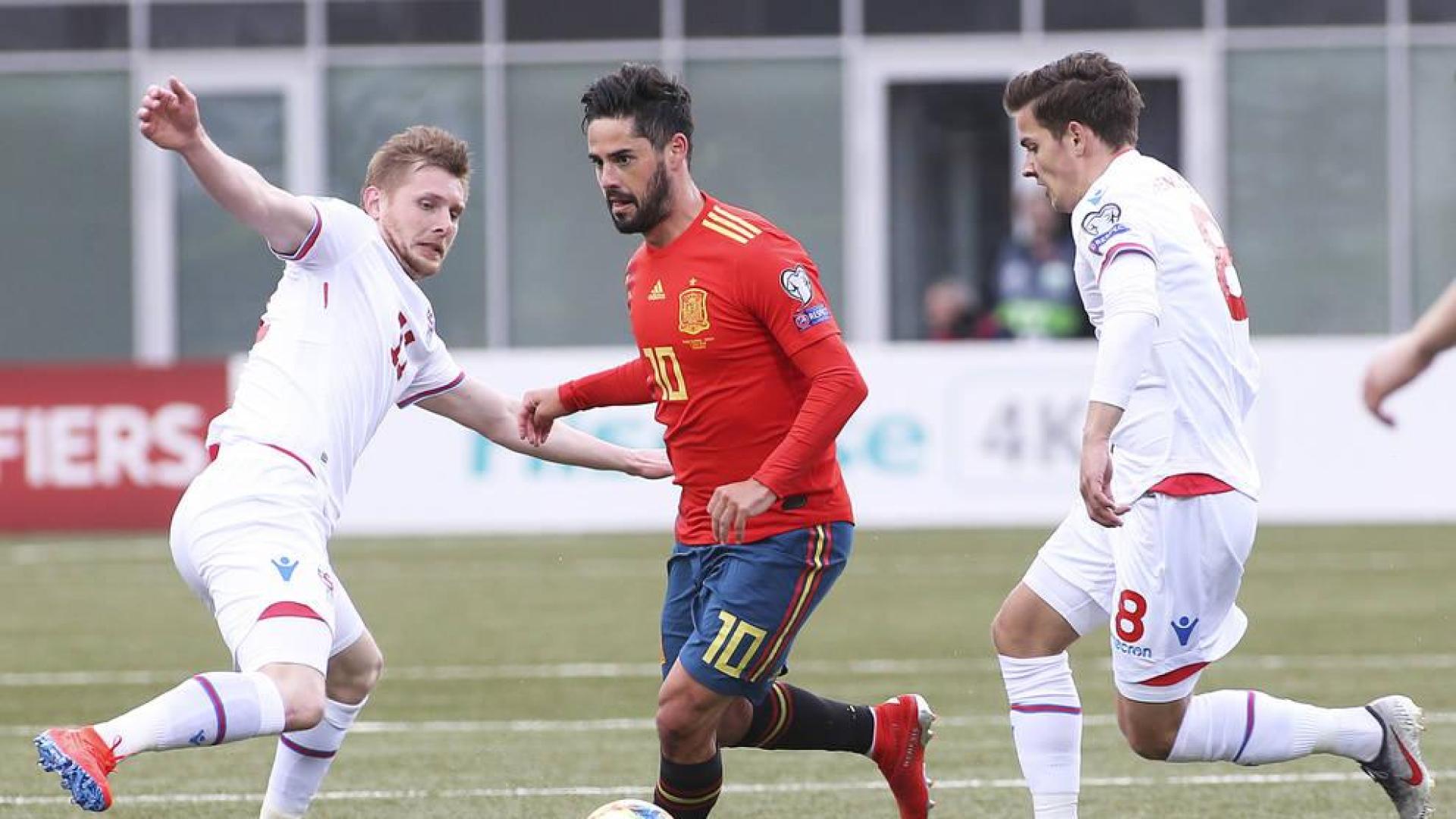 España firma el pleno con goleada