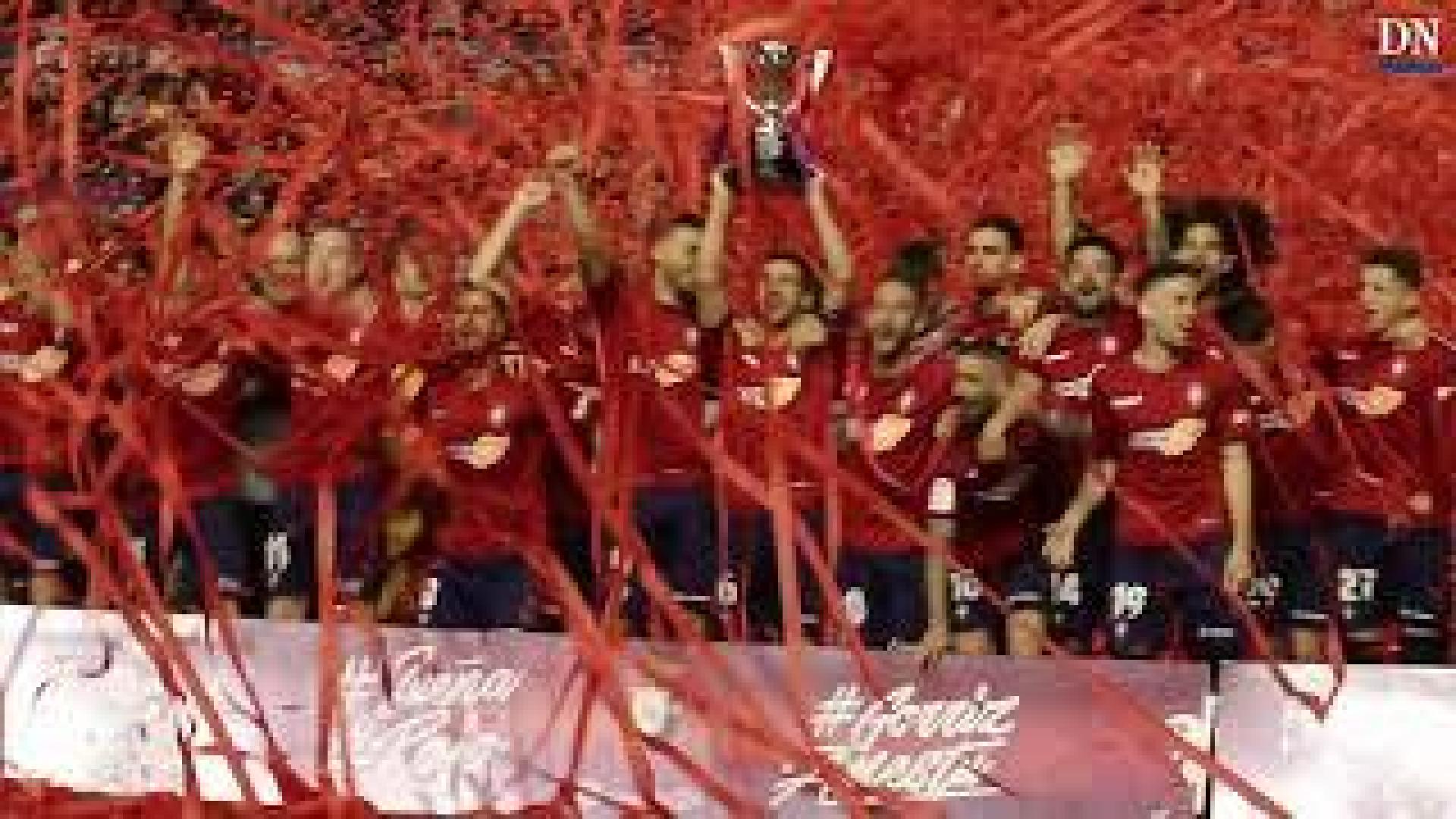 Osasuna recibe la copa de campeón de LaLiga 123