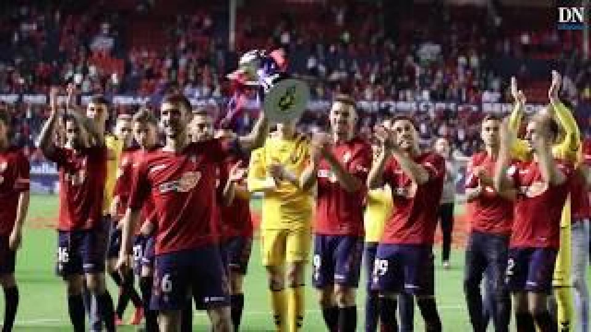 Los jugadores de Osasuna entregan la copa a la afición