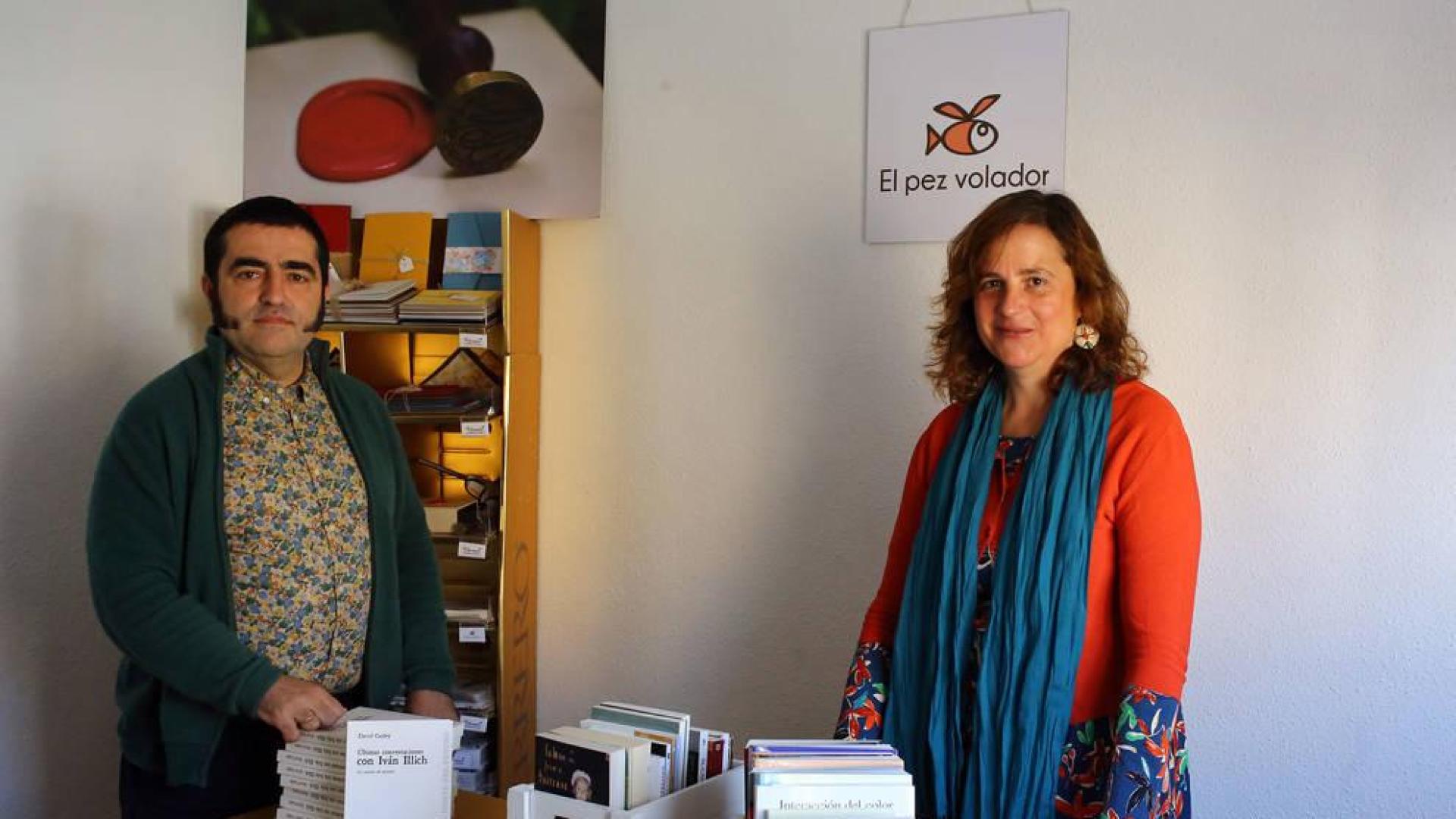 José Antonio Ullate y Coro Marín, en la habitación que han habilitado para la editorial.