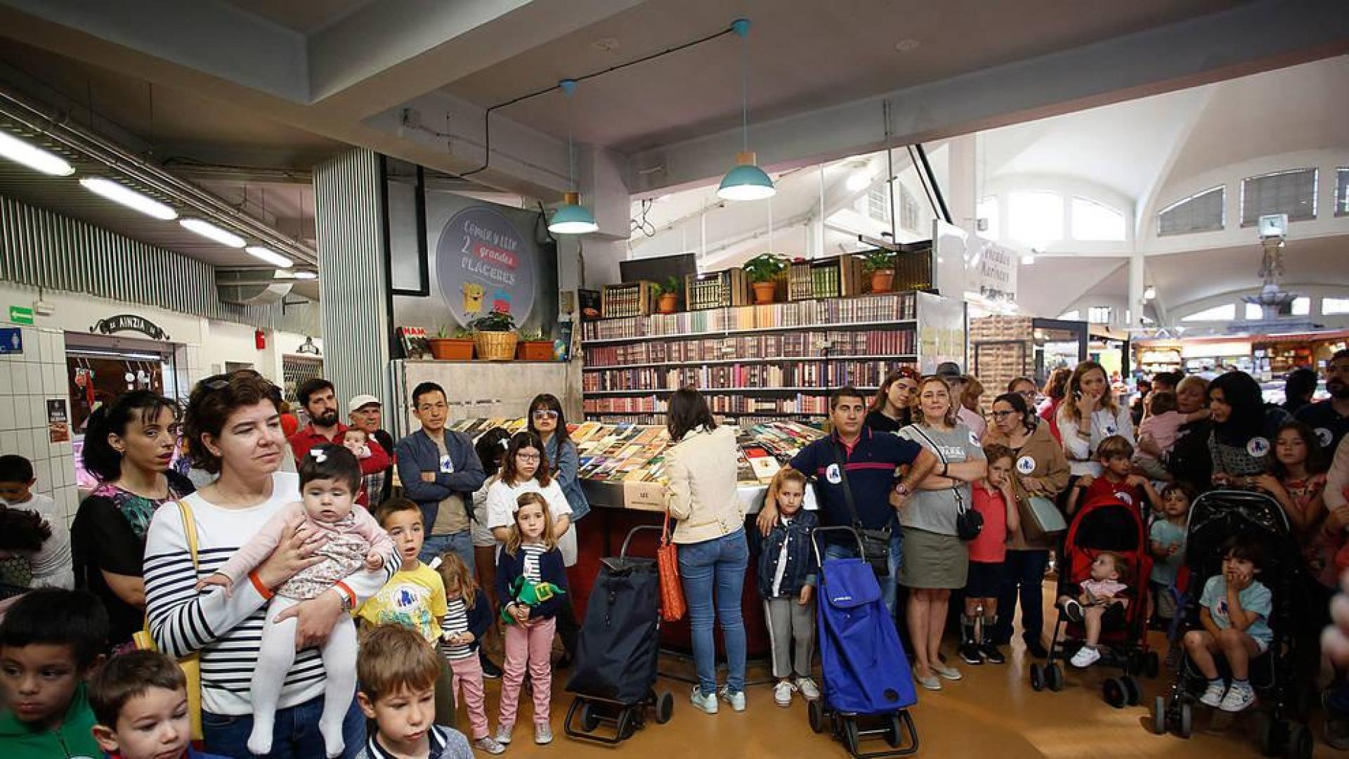Un grupo de familias numerosas, en el Mercado del Ensanche, antes de comenzar sus compras.