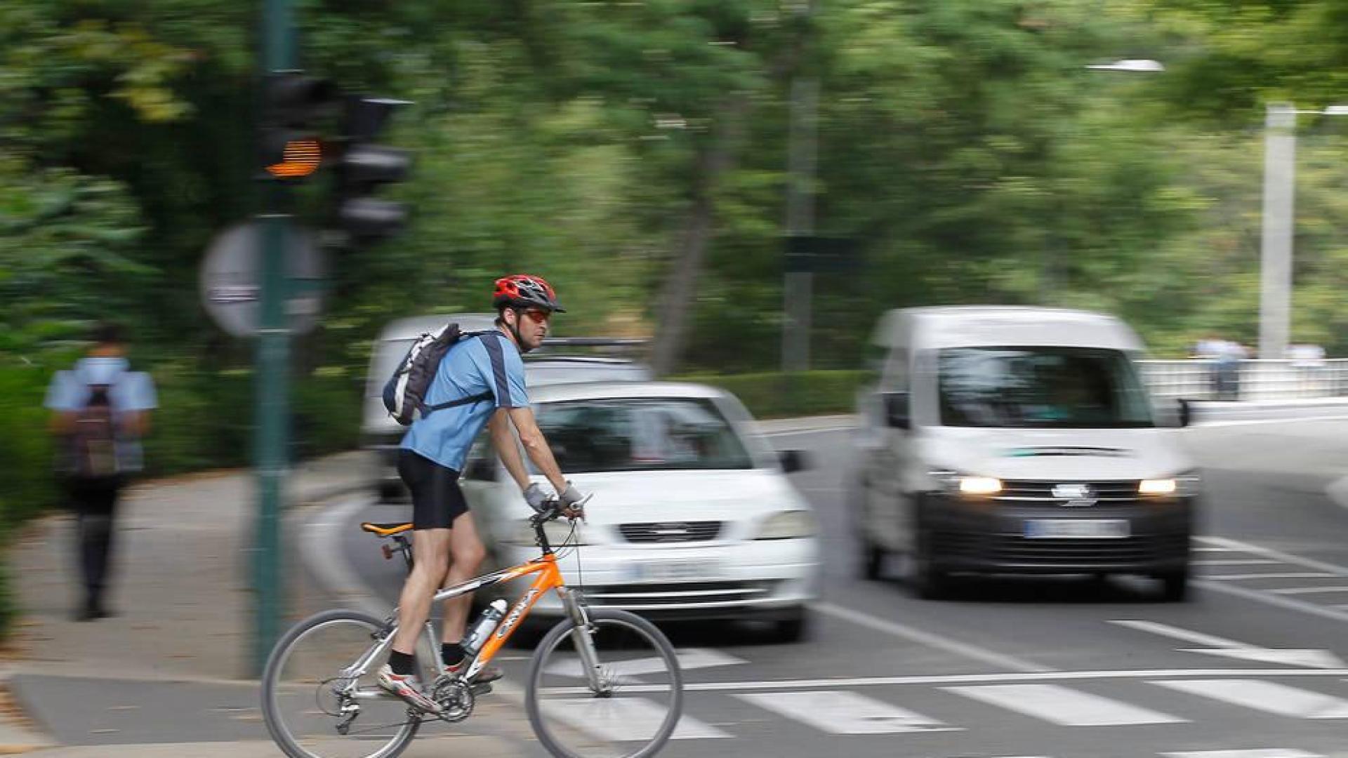 Los ciclistas deberán circular por el centro de la calzada.