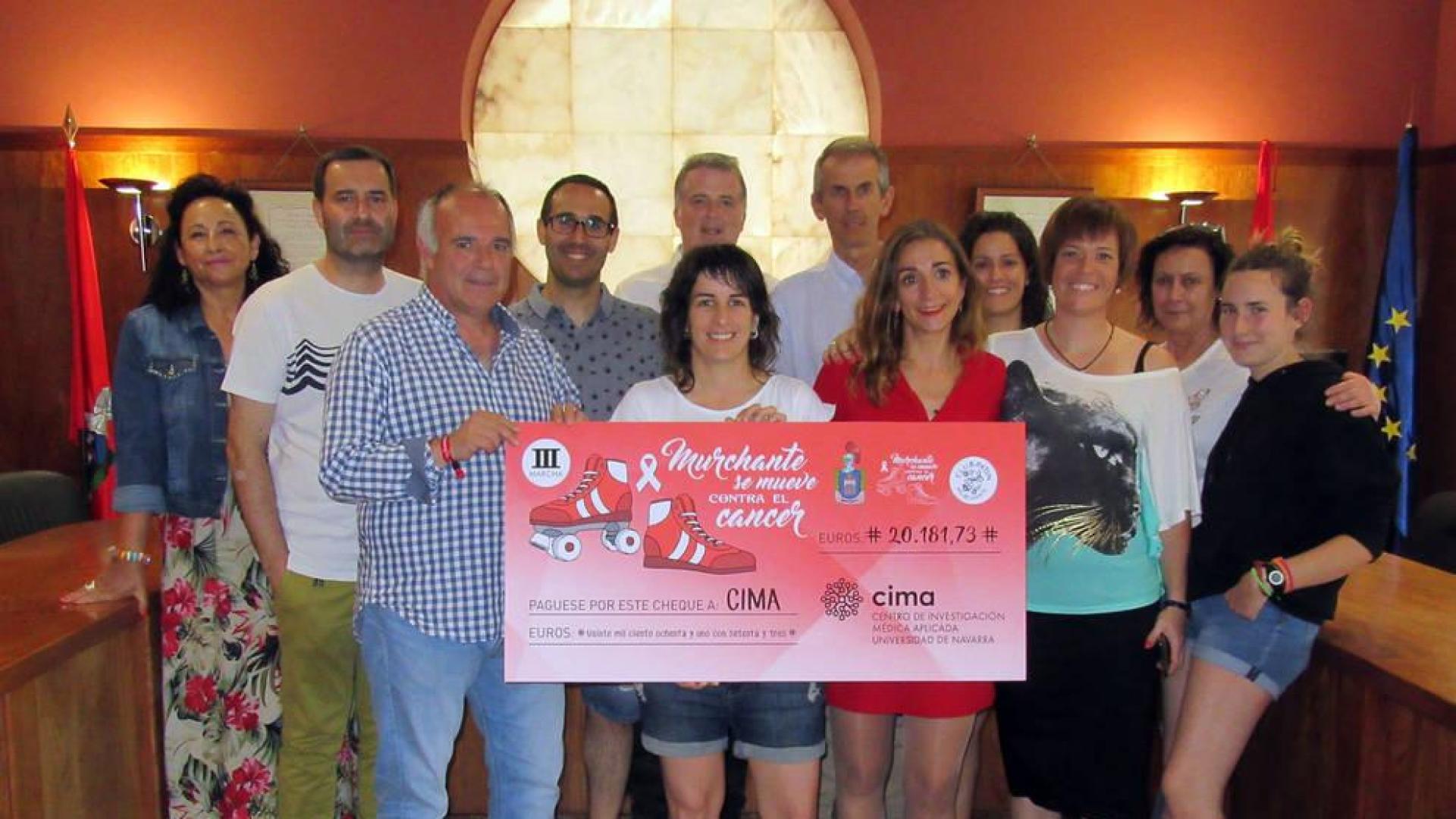 Momento de la entrega del cheque a representantes del CIMA en el salón de plenos de Murchante.
