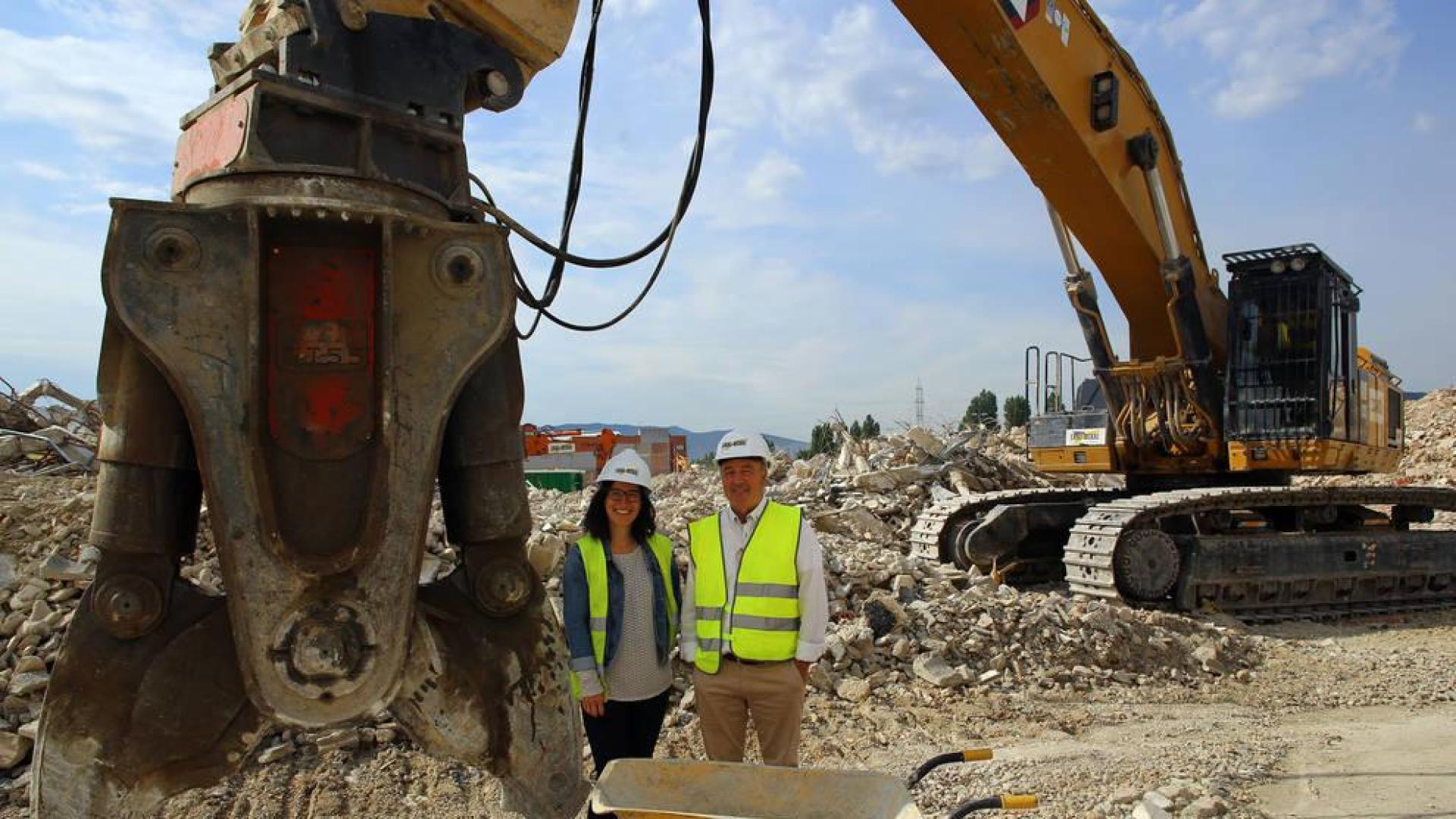 Lidia Úcar y Félix Azcona, jefa de obra y presidente, respectivamente, de Erri Berri, entre los escombros de Súper Ser.