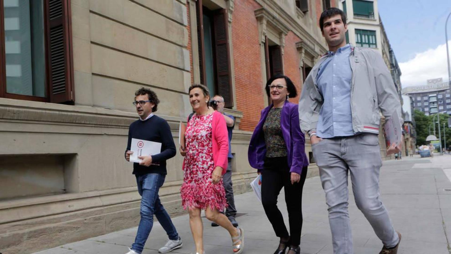 Desde la izquierda, Txema Mauleón, Marisa de Simón, Teresa Burgui y Carlos Guzmán, de I-E, llegando al Parlamento.