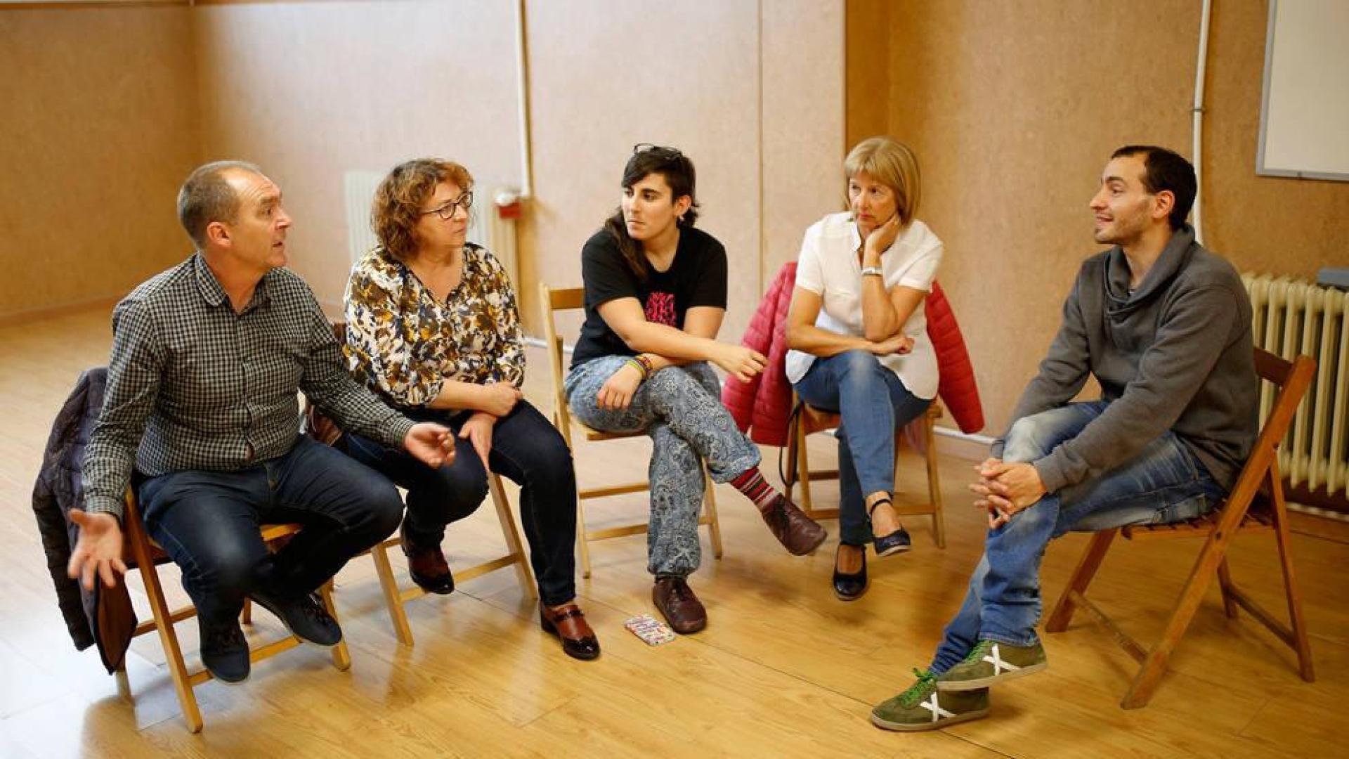 Vecinos afectados. Desde la izquierda, Óscar Santesteban Resano; Asun Chueca; Amaia Barrena Arana, María Ángeles García Medina y David San Miguel Raimundi, durante la asamblea de ayer.