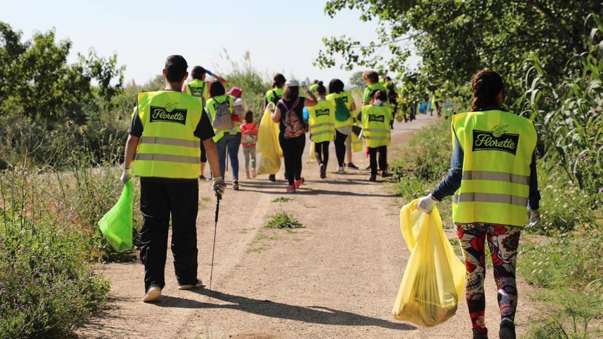 Florette organiza una jornada de 'plogging' para limpiar los márgenes del río Aragón