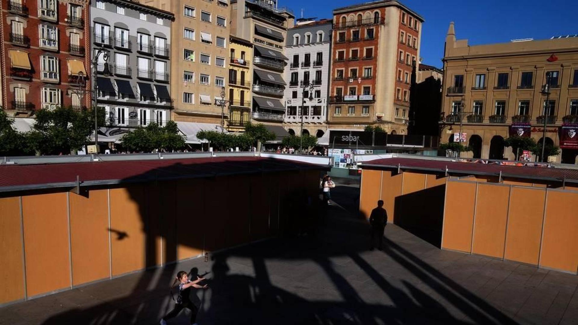 Martin, joven polaco de 28 años, hace pompas de jabón en la Plaza del Castillo.