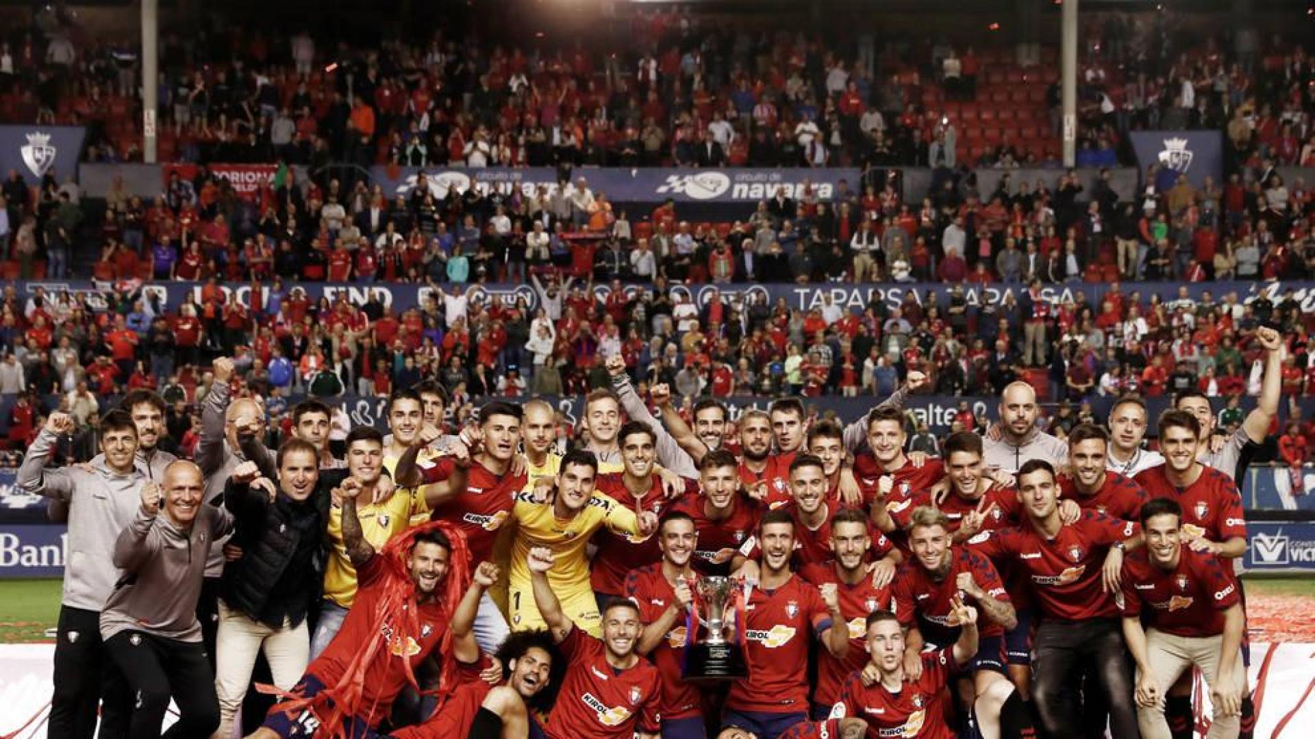 Osasuna recibe la Copa de campeón en El Sadar ante una afición entregada