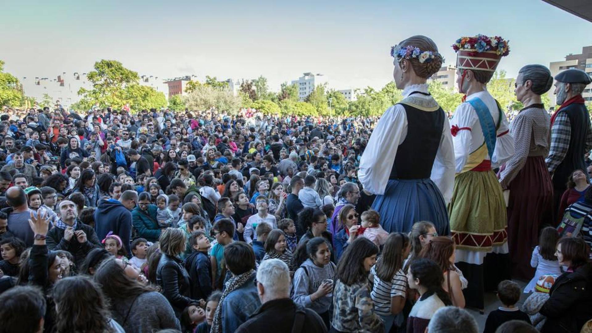 Los gigantes Irati y Peio (los dantzaris), Pepita Úriz y Jorge Oteiza presidieron el lanzamiento del cohete rodeados por los vecinos.