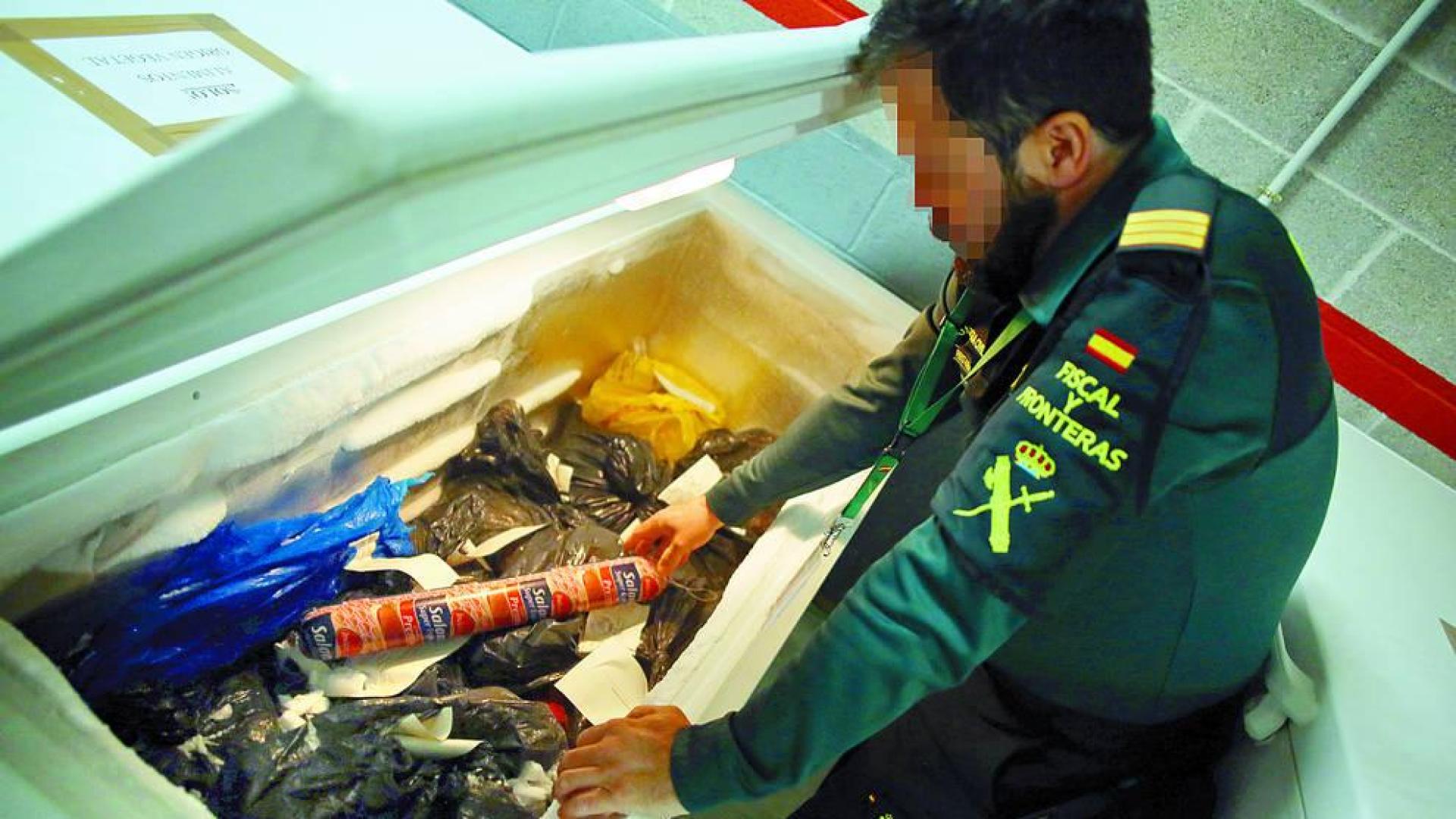 El trabajo de la Guardia Civil en el aeropuerto de Pamplona para incautar alimentos