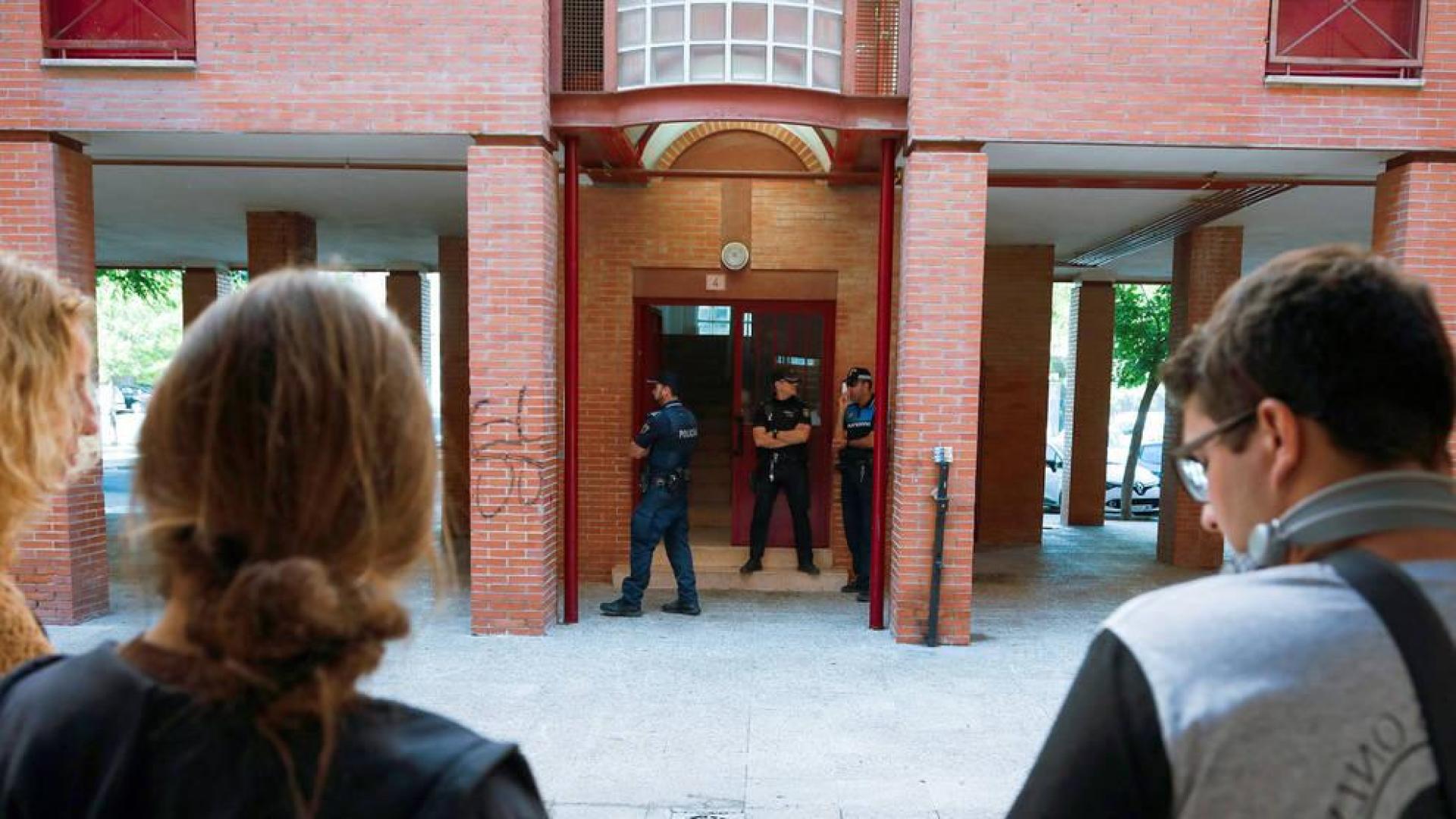 Policías custodian la vivienda de Aranjuez desde la que se produjo el tiroteo.