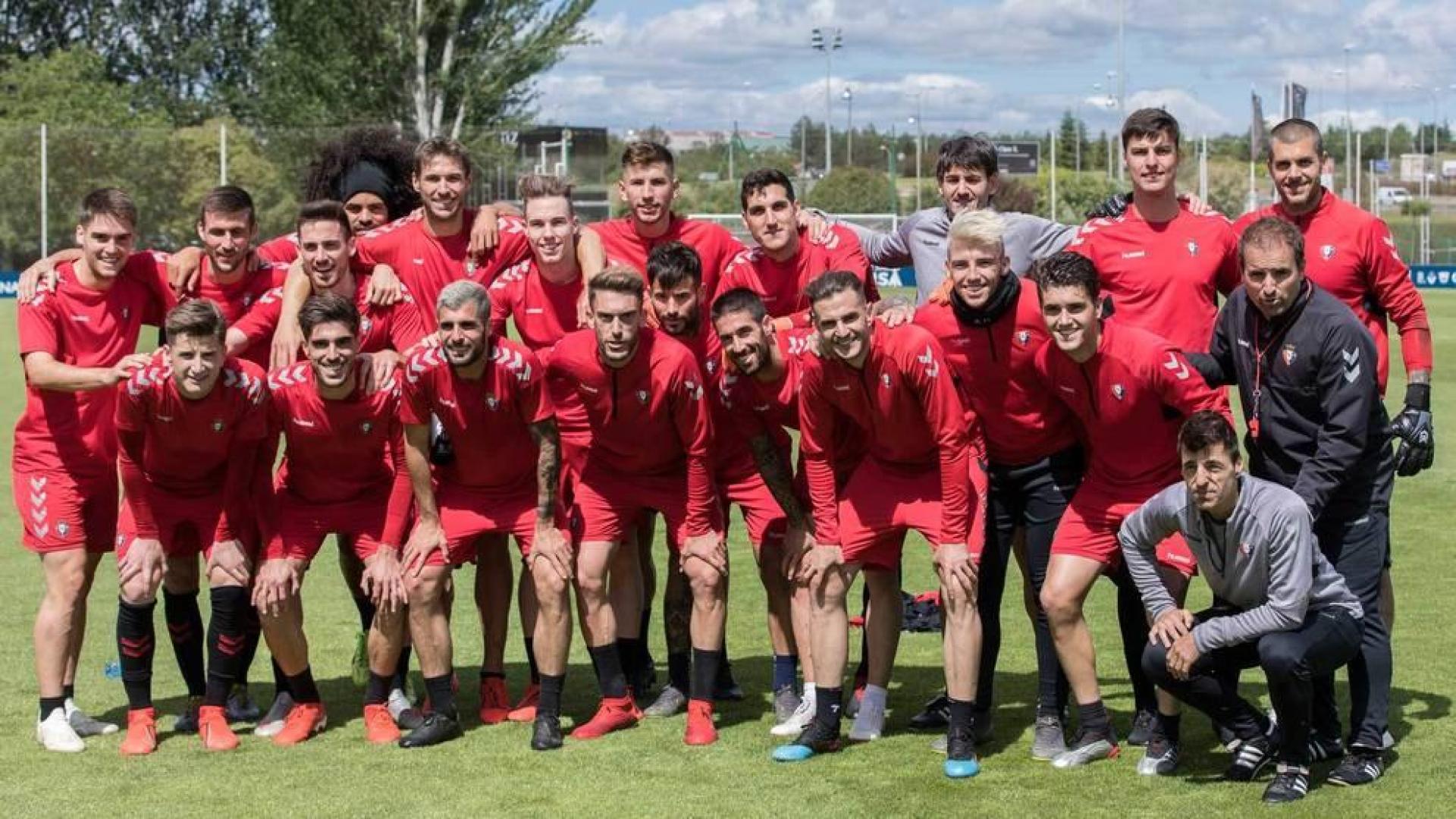 Plantilla y cuerpo técnico de Osasuna, tras el último entrenamiento de la temporada en Tajonar.