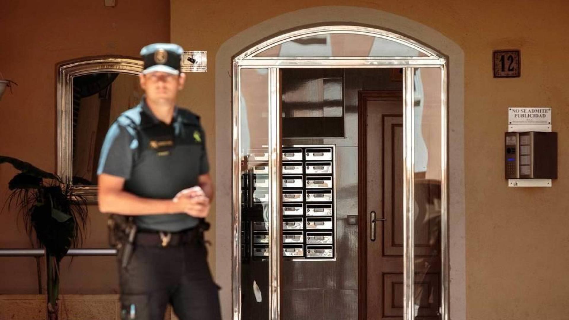 La Guardia Civil, en la puerta de la vivienda de Alboraia (Valencia) donde ha aparecido la joven muerta.