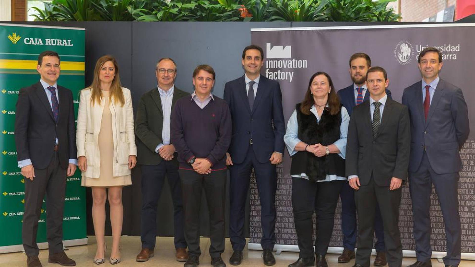 Los premiados, junto a representantes de Caja Rural y la Universidad de Navarra, durante el acto de entrega.