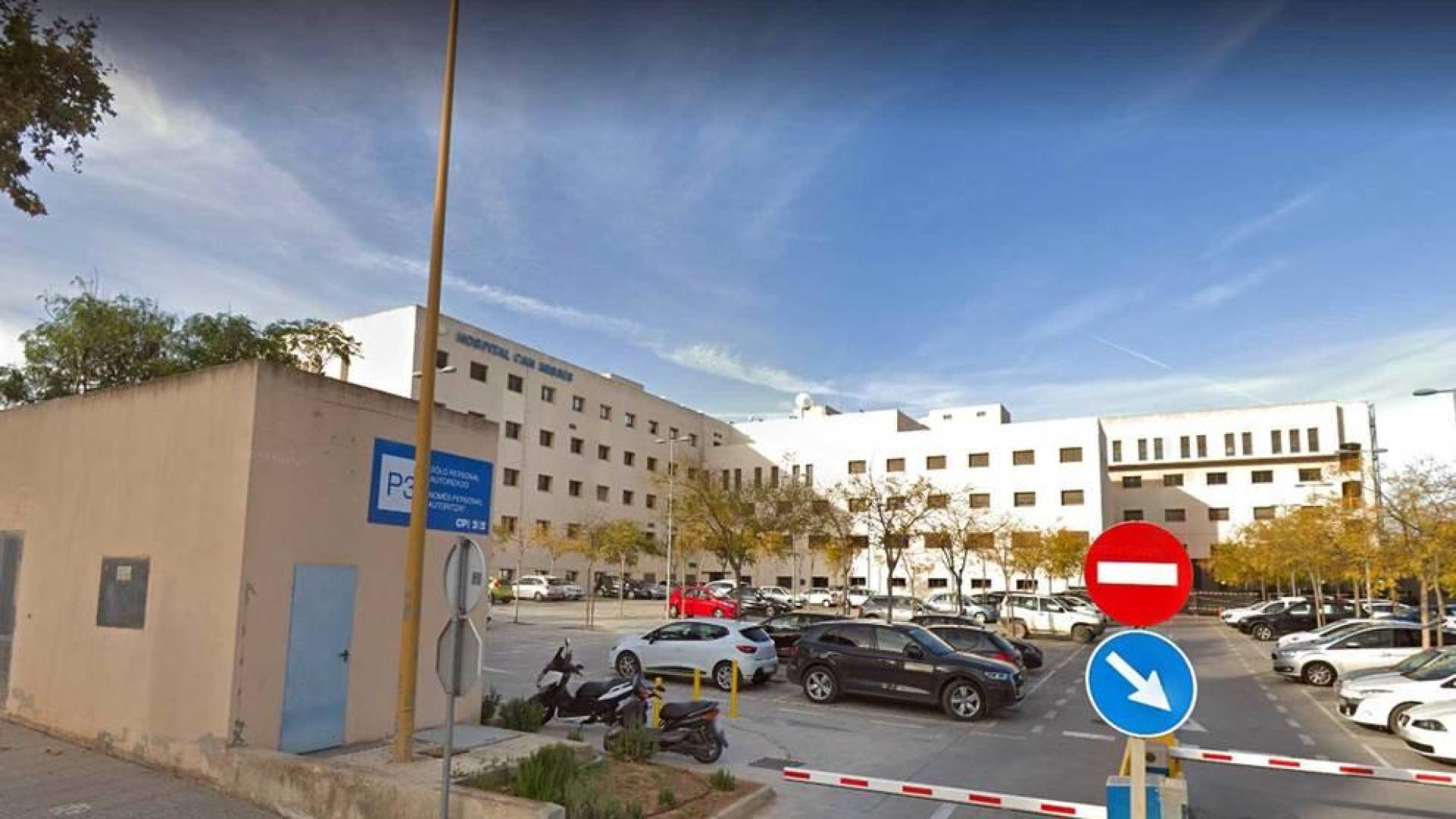 El turista ha sido asistido por una ambulancia del 061, que lo ha trasladado al Hospital Can Misses.