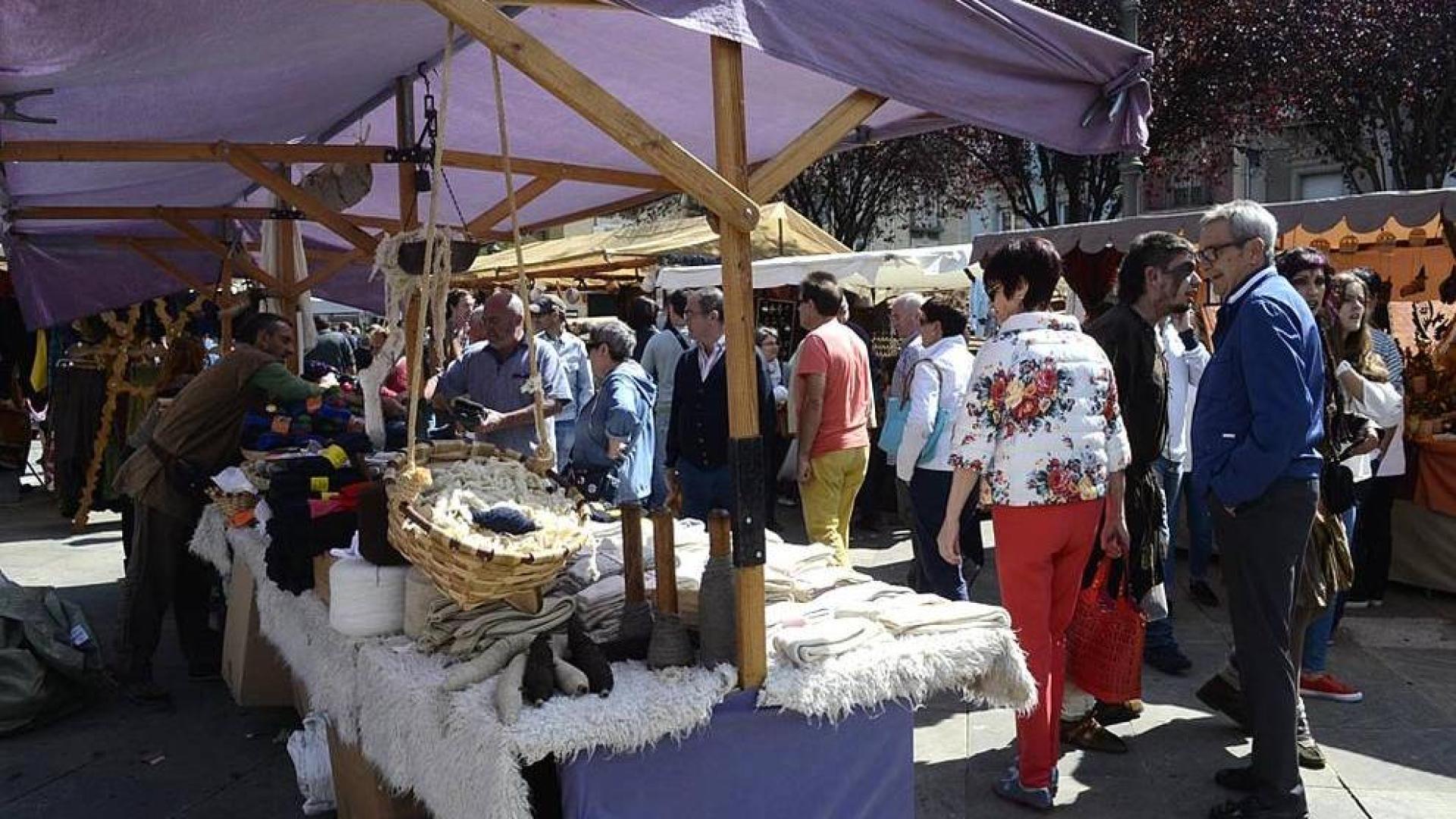La ciudad celebra desde este fin de semana la novena edición del Mercado Medieval de los Tres Burgos, que traslada a pamploneses y foráneos a la Pamplona de hace 592 años, cuando los tres burgos se unieron.