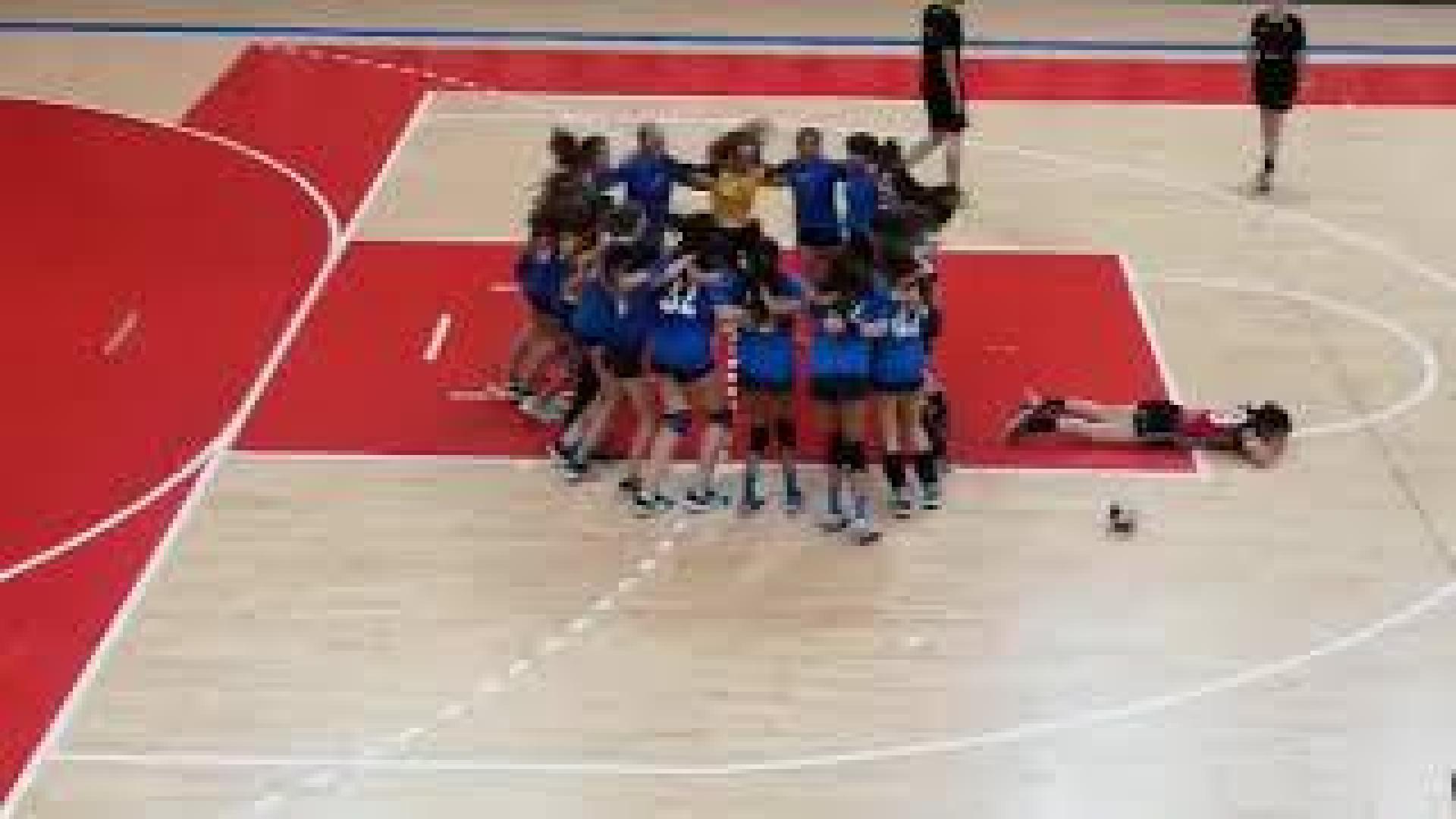 Las jugadoras del Uharte celebran el título
