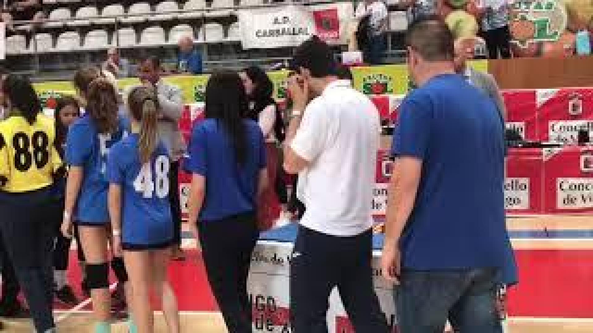 Las jugadoras del Uharte reciben la medalla de campeonas