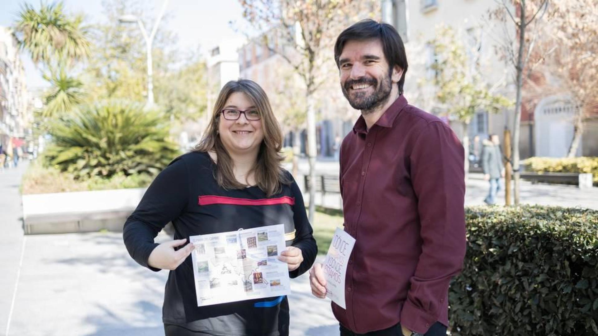 Olga Risueño y Eneko Larrarte posan con el díptico que se va a repartir entre los ciudadanos.