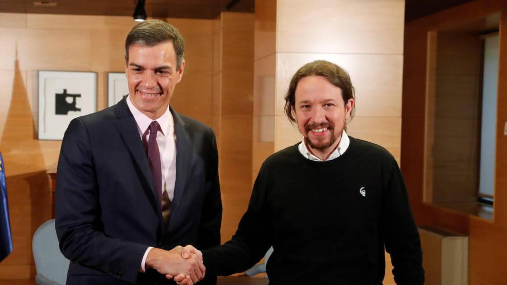 El presidente del Gobierno en funciones, Pedro Sánchez, y el líder de Podemos, Pablo Iglesias, durante la reunión para recabar apoyo a la investidura