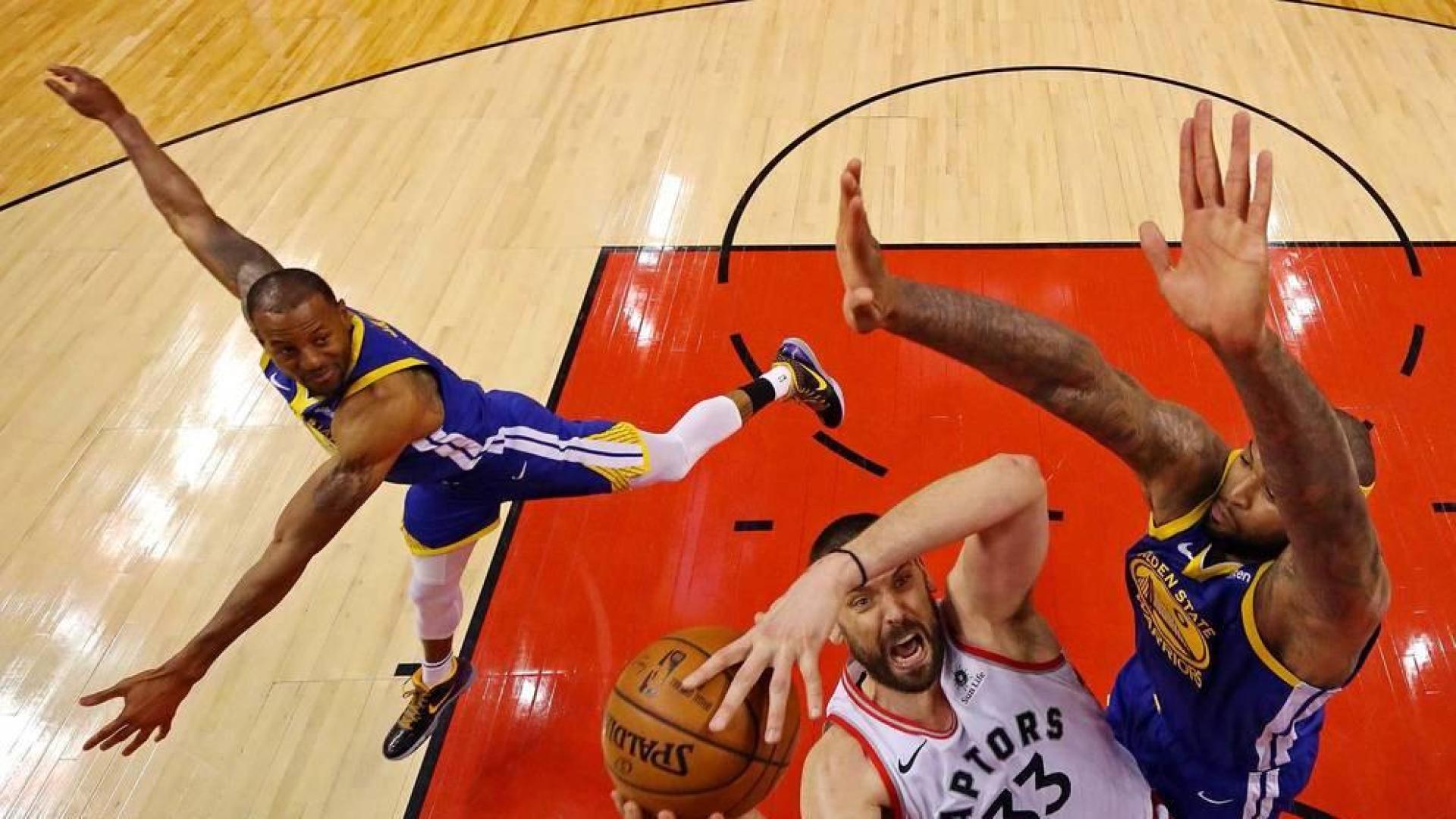 Marc Gasol disputa un balón con DeMarcus Cousins.