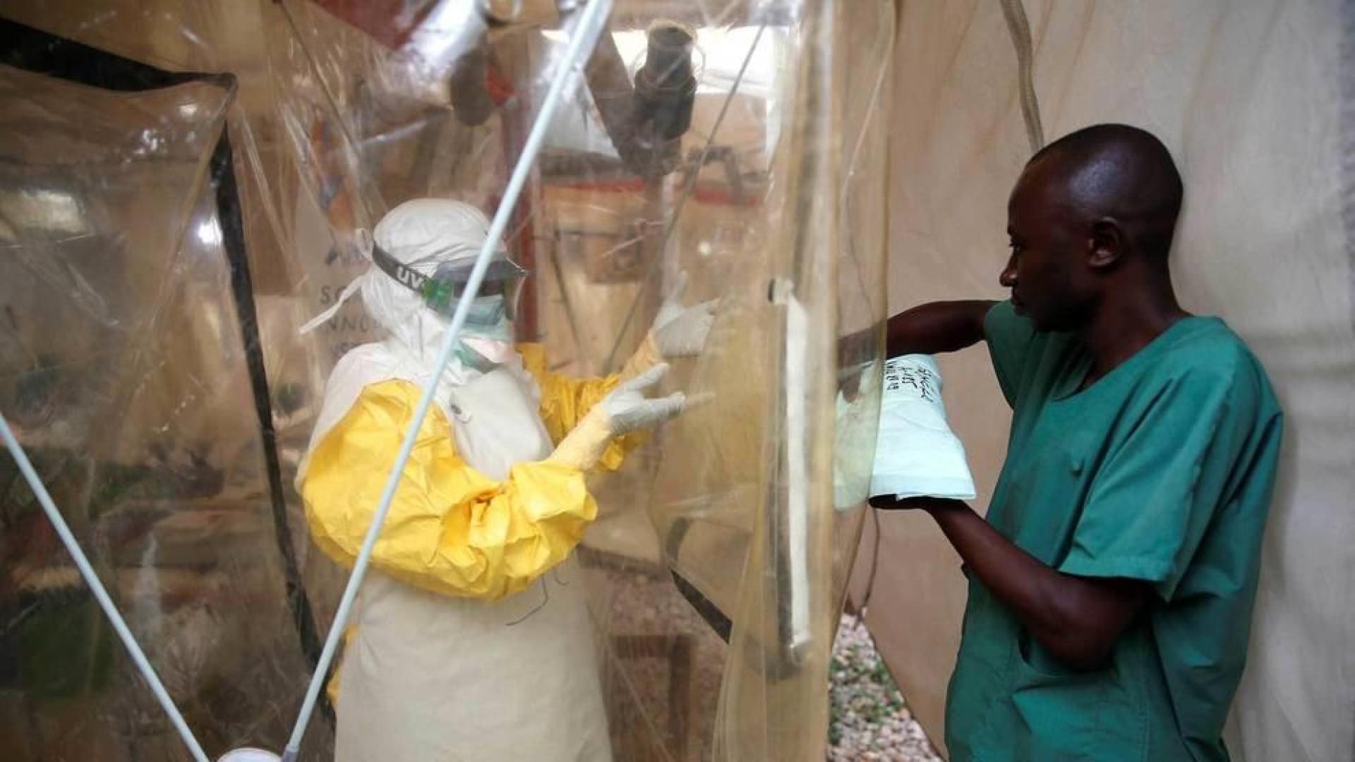 Sanitarios en un centro de tratamiento del ébola en Beni, en la República Democrática del Congo.