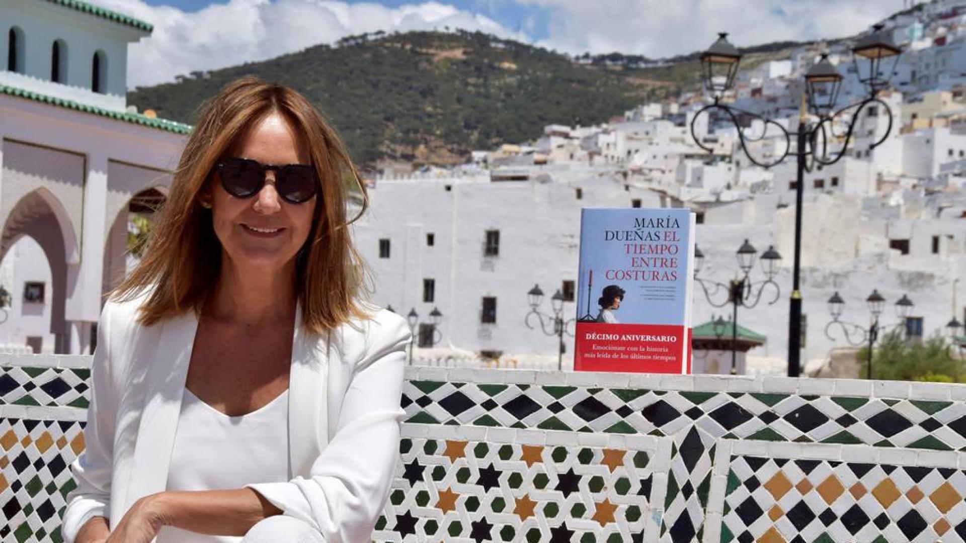 María Dueñas posa junto a su libro,durante su viaje a Tetuán.