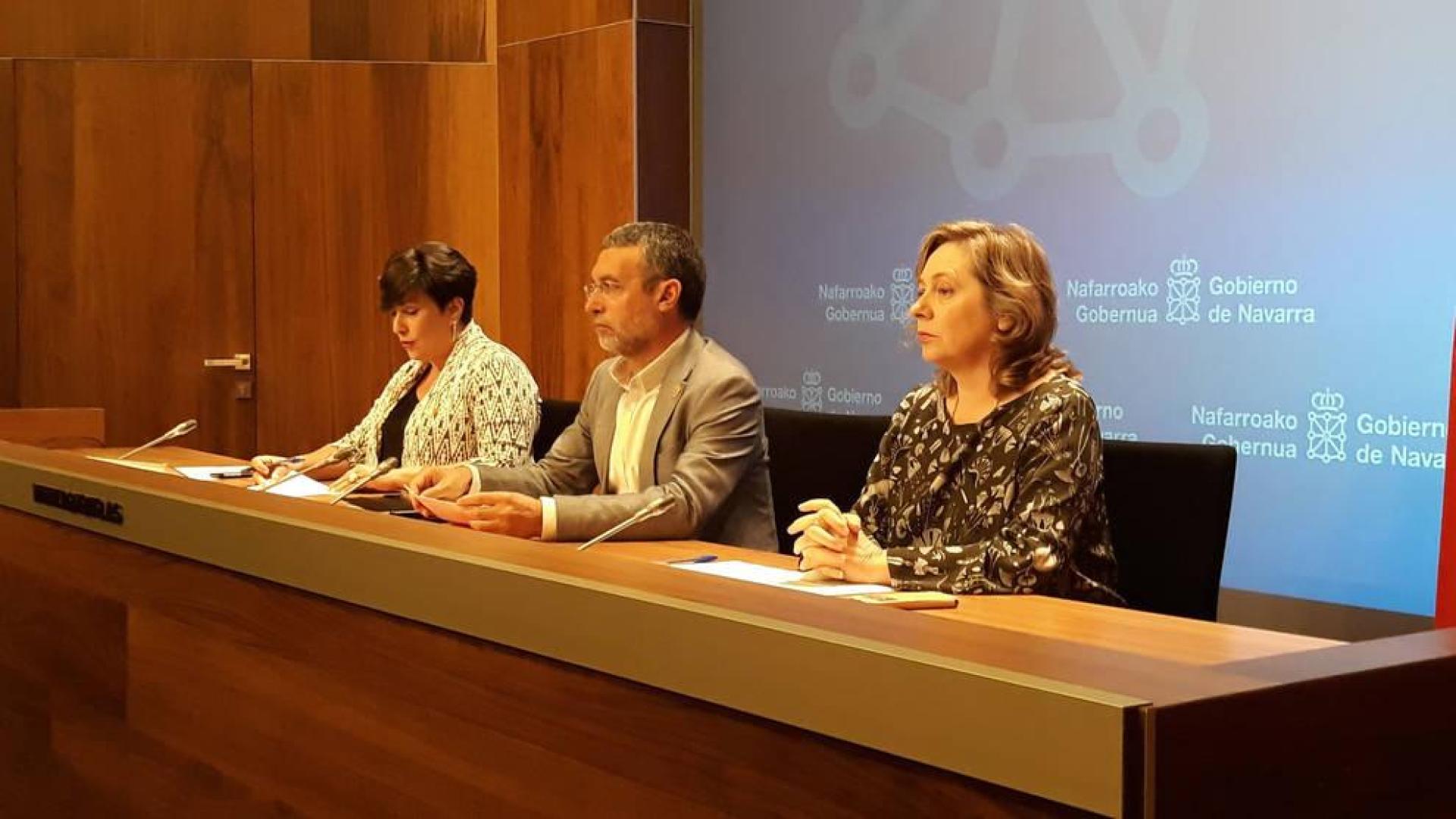 Isabel Elizalde, a la izquierda, junto al vicepresidente de Derechos Sociales, Miguel Laparra y la portavoz del Gobierno de Navarra, María Solana.