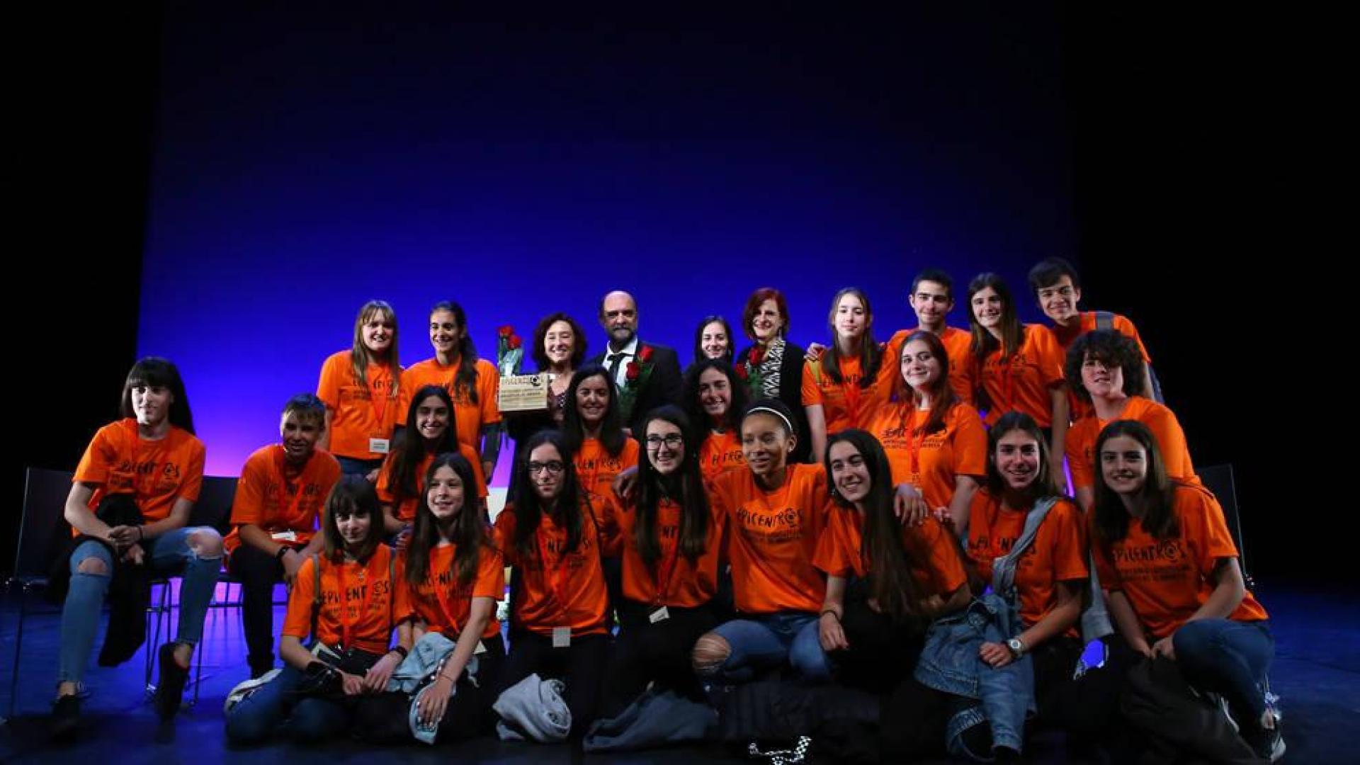 En la fila superior, con rosas en las manos y desde la izquierda, los tres autores: la ganadora, Maite Carranza; Fernando Lalana y Anna Manso, posando con alumnos organizadores del acto.