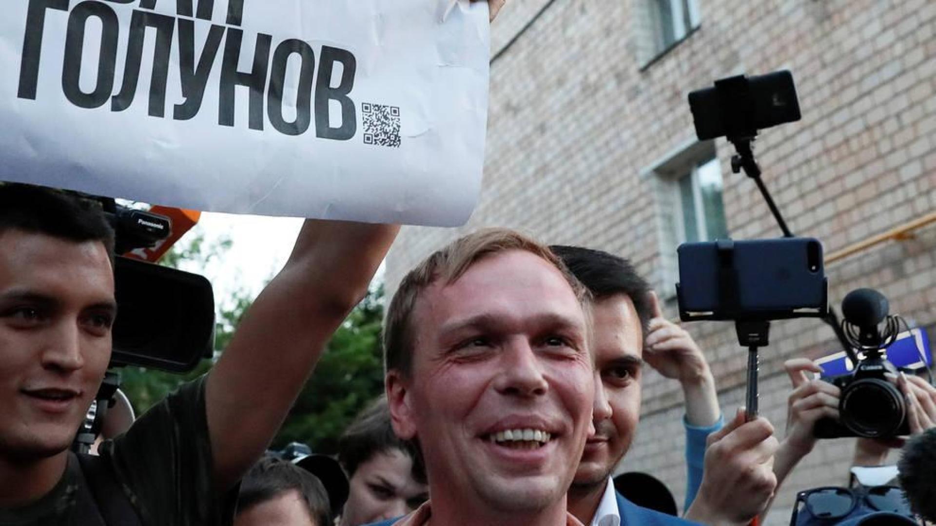 Rusia libera a un periodista detenido tras una inédita movilización social