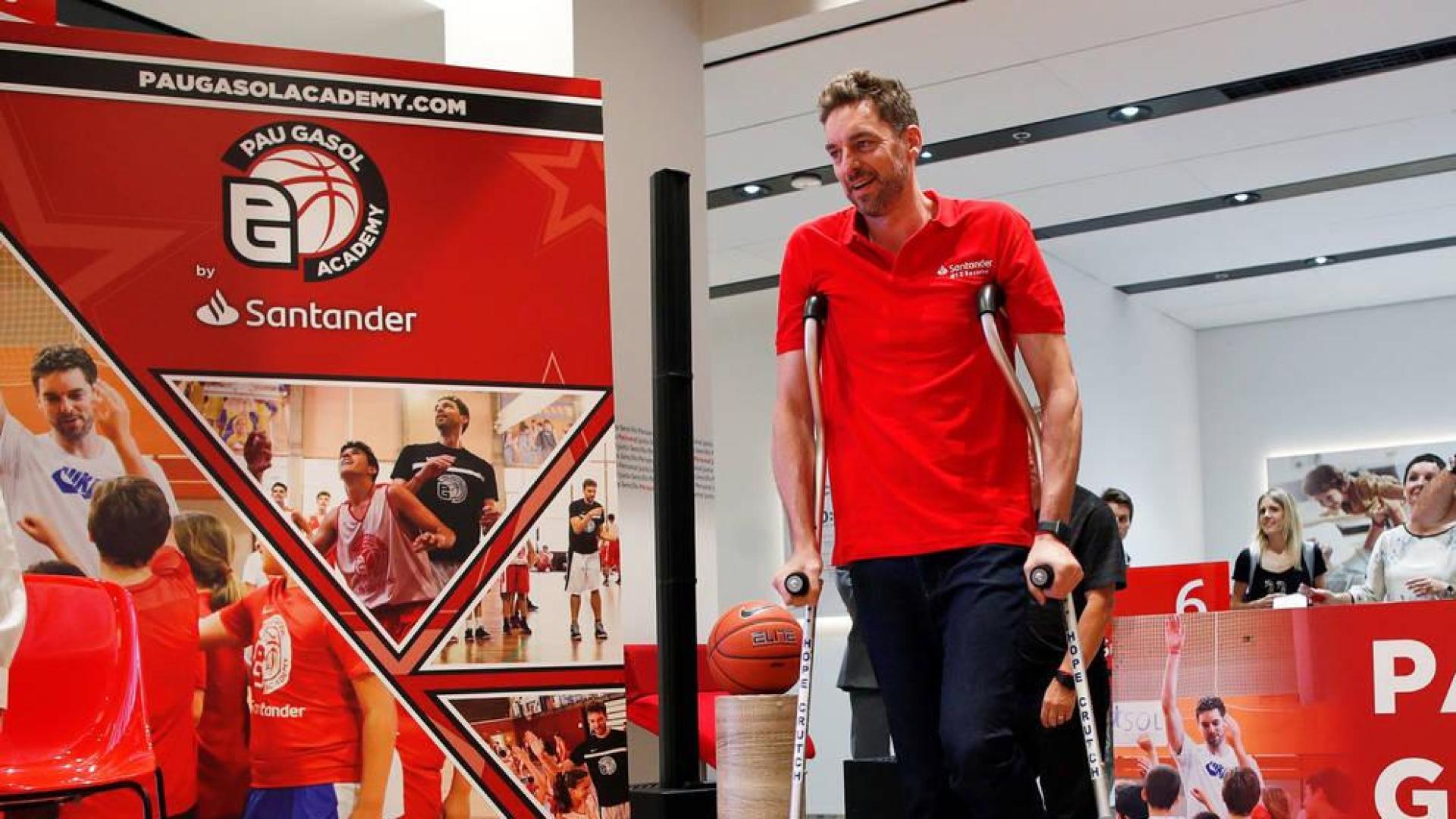 Pau Gasol con muletas, en el acto de presentación de la Pau Gasol Academy by Santander
