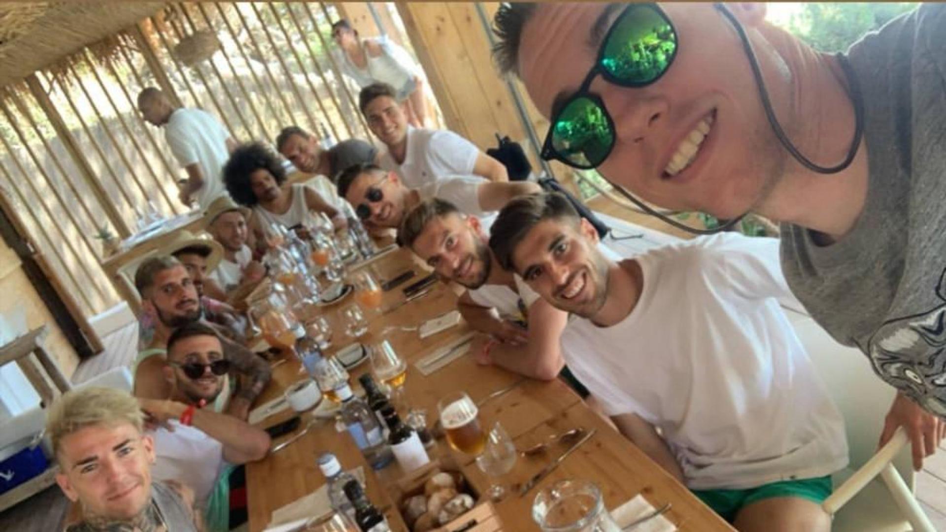 La plantilla al completo de Osasuna disfruta de las vacaciones en Ibiza