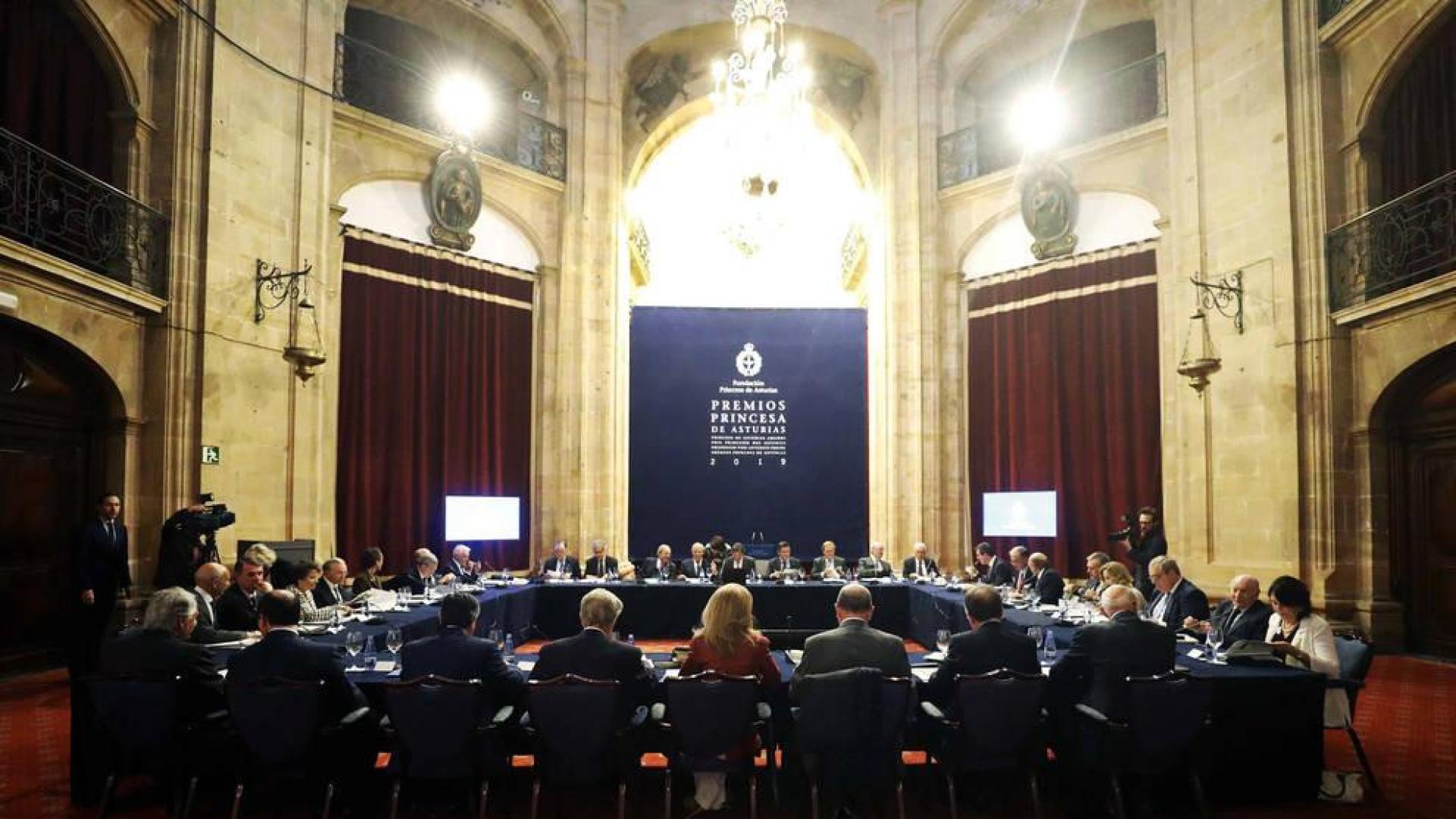 El jurado del Premio Princesa de Asturias de la Concordia, este miércoles durante las deliberaciones para conceder el galardón