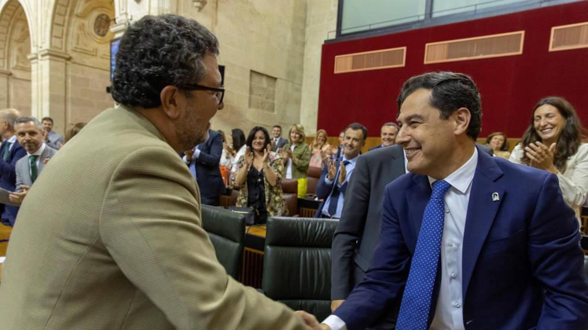 El presidente andaluz, Juanma Moreno, y el presidente andaluz de Vox, Francisco Serrano, tras la decisión de Vox de retirar la enmienda a la totalidad presentada a los presupuestos de 2019 del Gobierno de Andalucía.