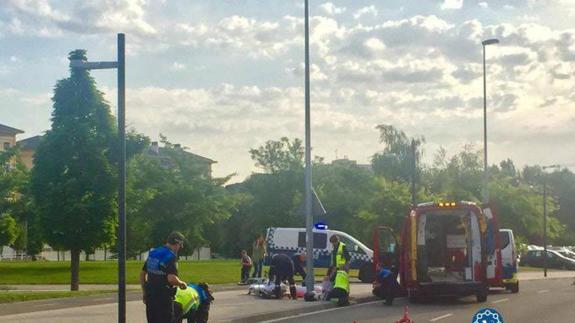 Trasladada al CHN tras salirse de la vía con su moto en Pamplona