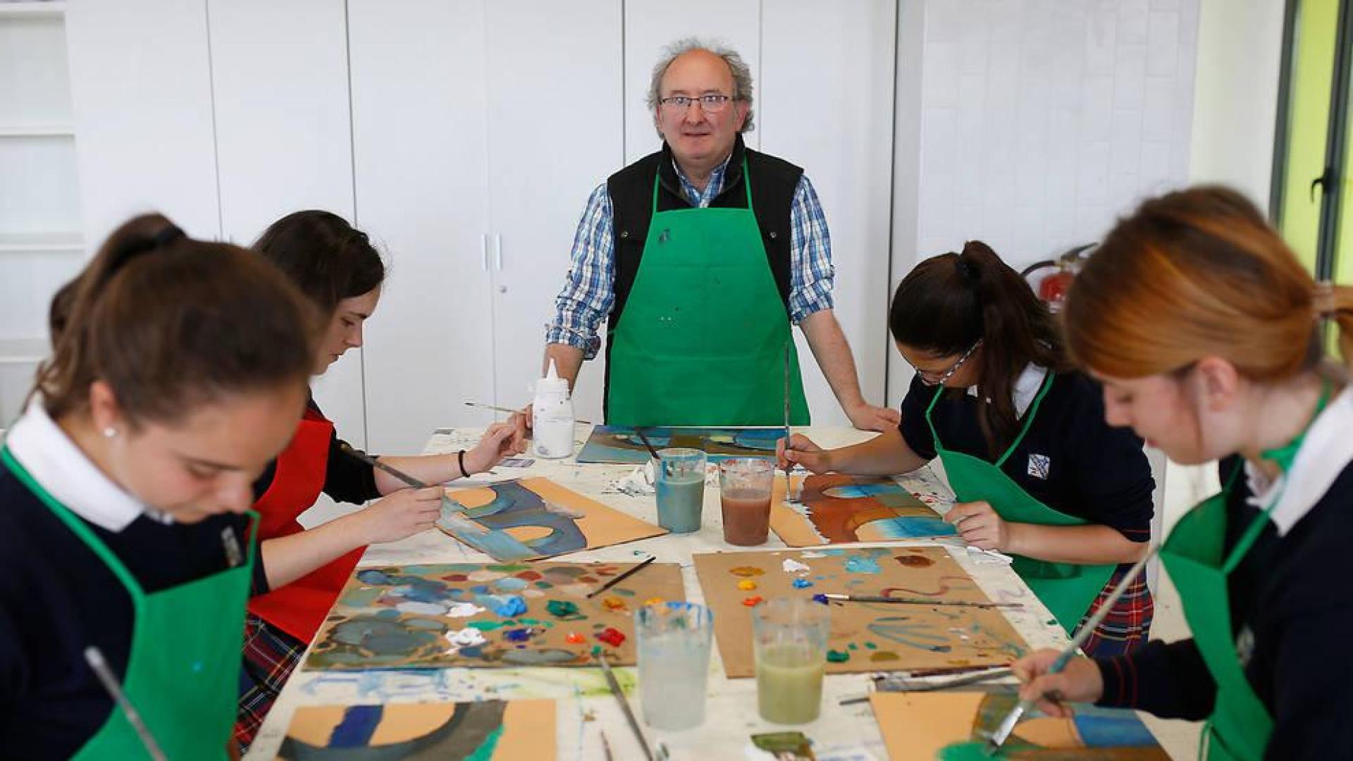 Las alumnas del Colegio Irabia-Izaga pintan junto al artista Juan Carlos Pikabea.