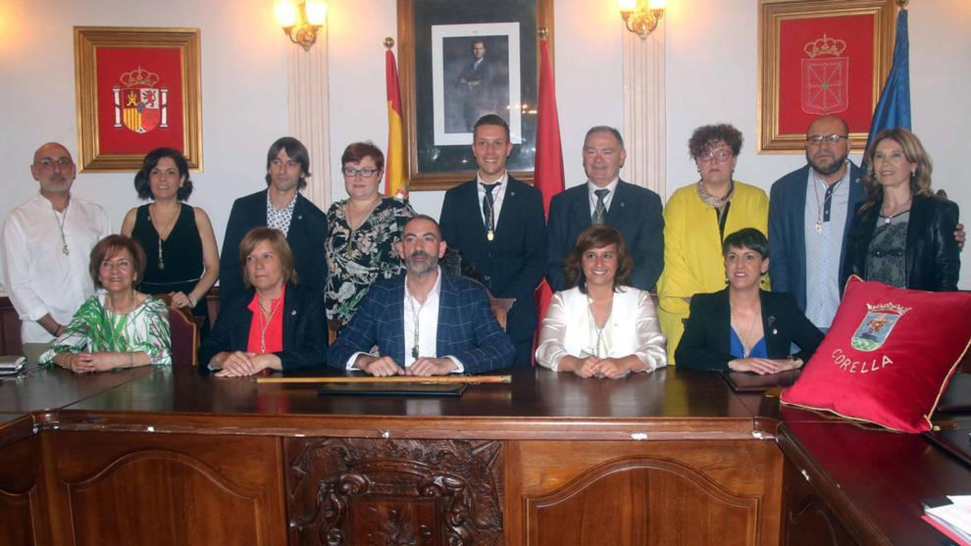 Los miembros de la nueva corporación de Corella, con su alcalde, Gorka García, sentado en el centro.