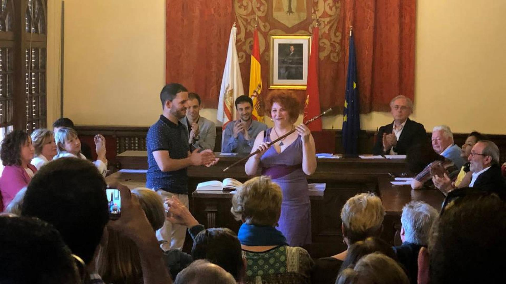 Maite Garbayo, candidata de Agrupemos por Olite, asume el cargo de alcaldesa de Olite.
