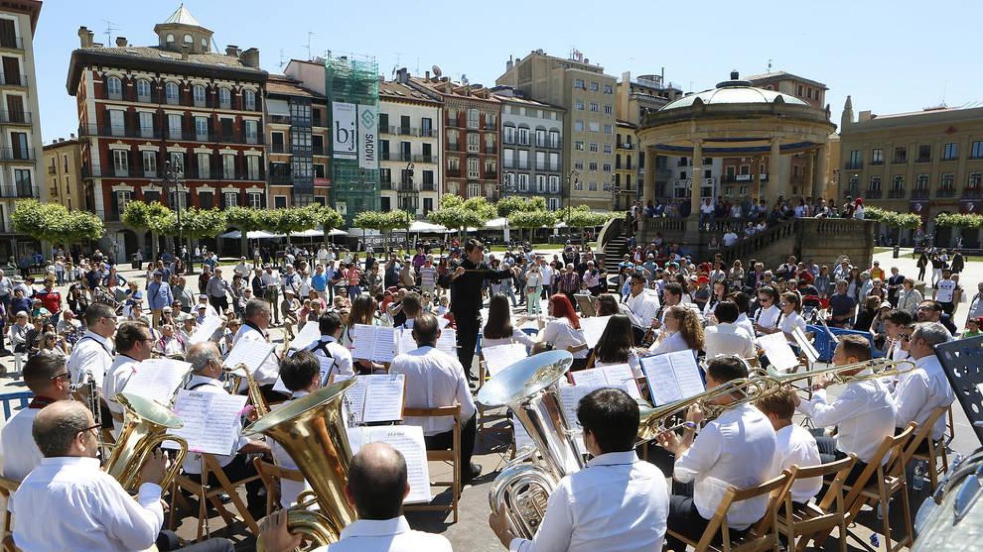 La Banda de Garrapinillos (Zaragoza) actuó ayer al mediodía en la Plaza del Castillo.