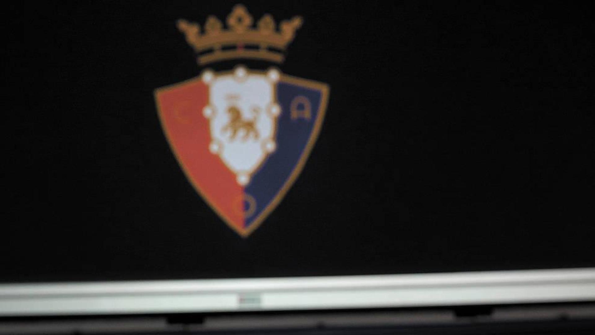Luis Sabalza posa con el título de Segunda División.