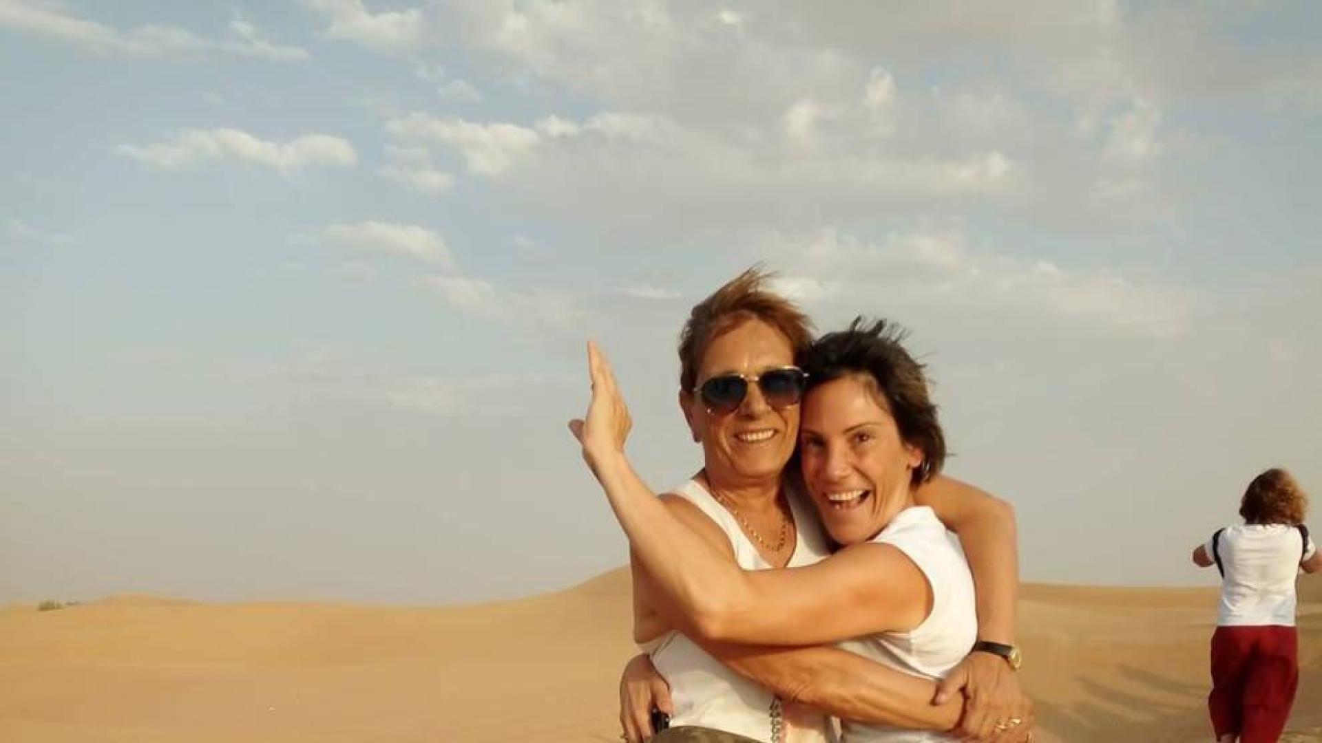 Maite Pinillos, en pleno desierto junto a su madre.