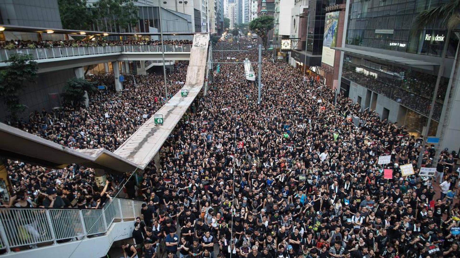 Más de un millón de manifestantes toman las principales avenidas de Hong Kong