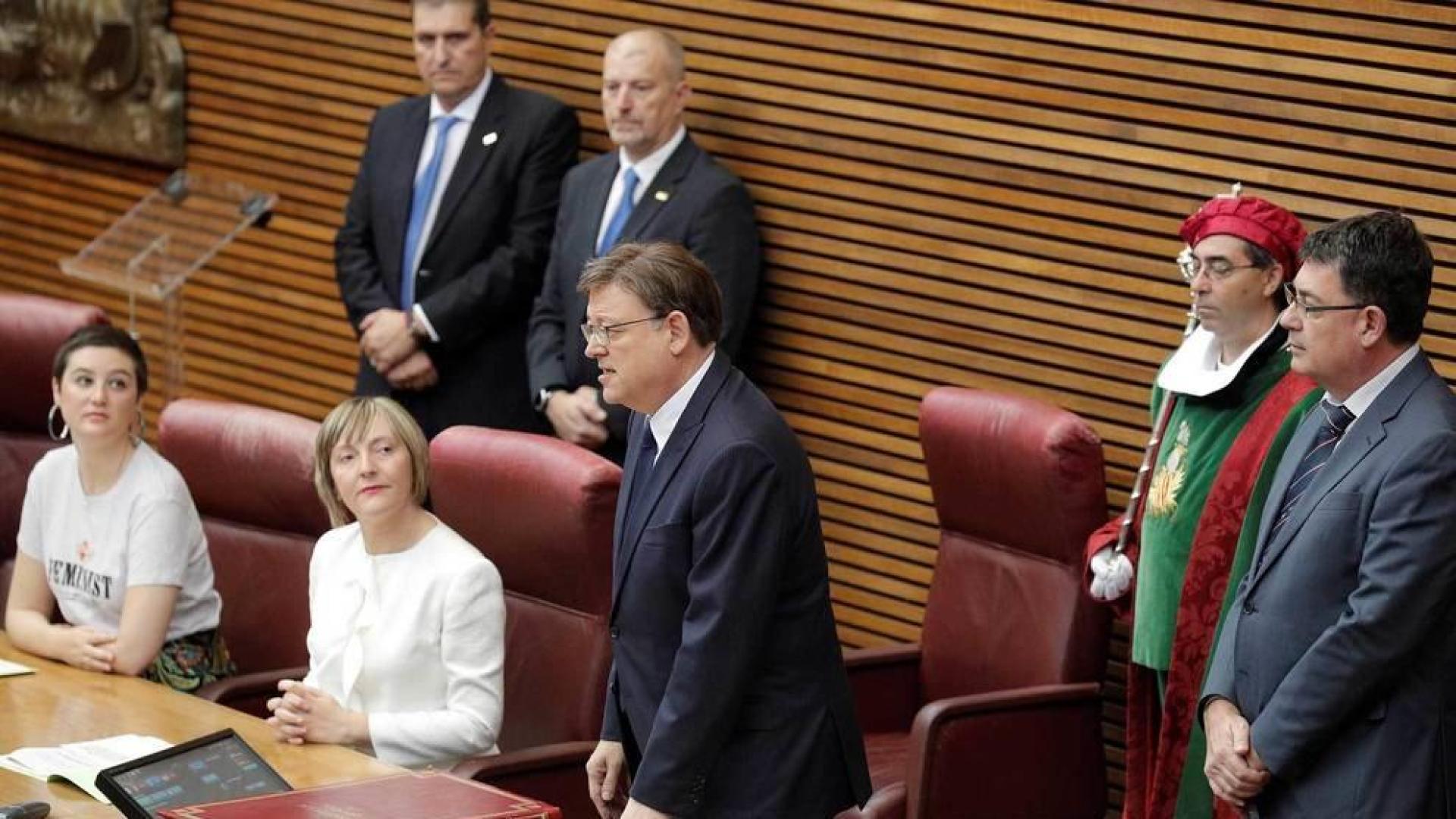 El socialista Ximo Puig promete el cargo de president de la Generalitat en el pleno de Les Corts Valencianes.